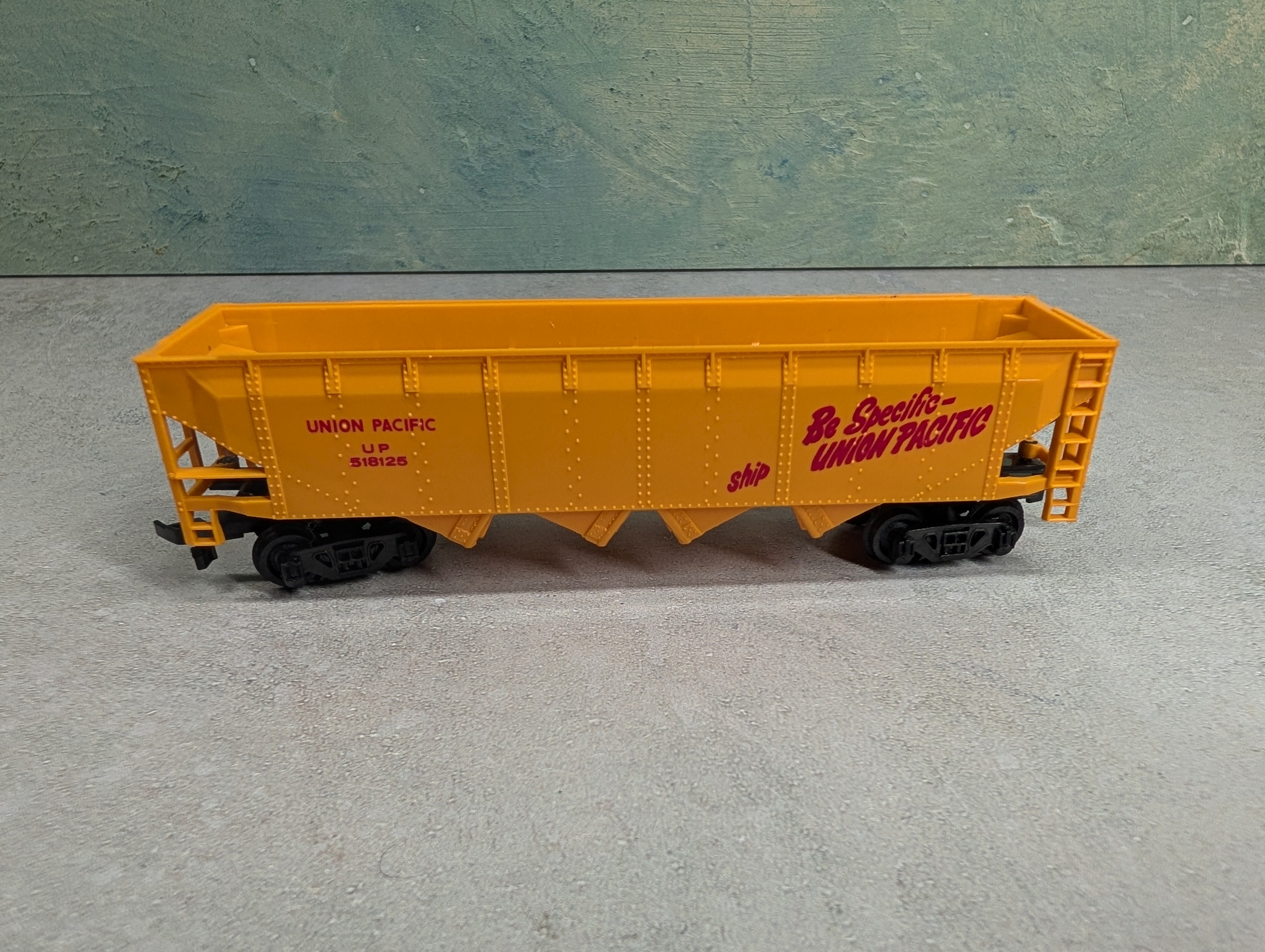 USED Bachmann HO Scale Quad Hopper Union Pacific #518125