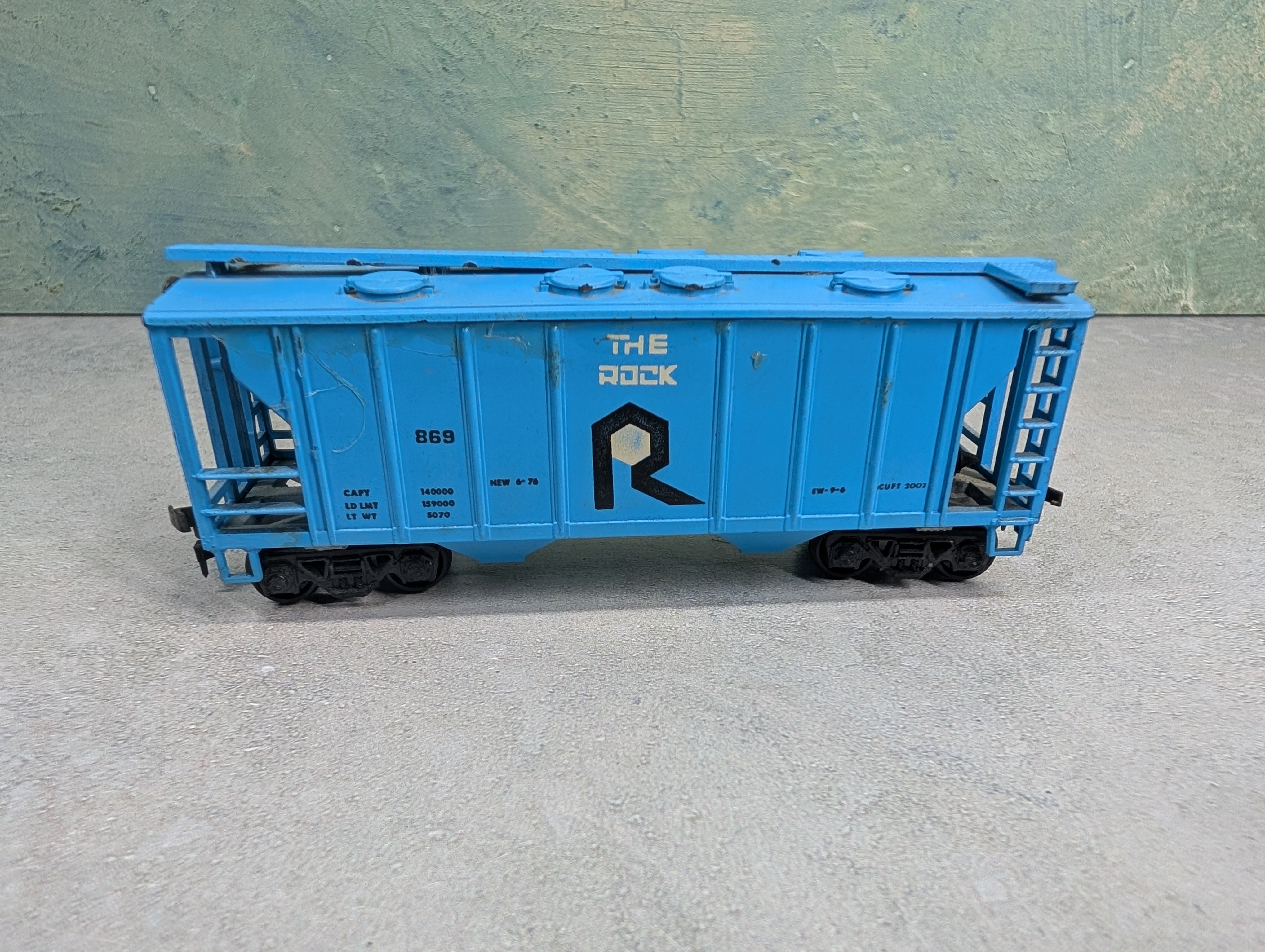 USED Roundhouse HO Scale 2 Bay Covered Hopper Rock Island #869