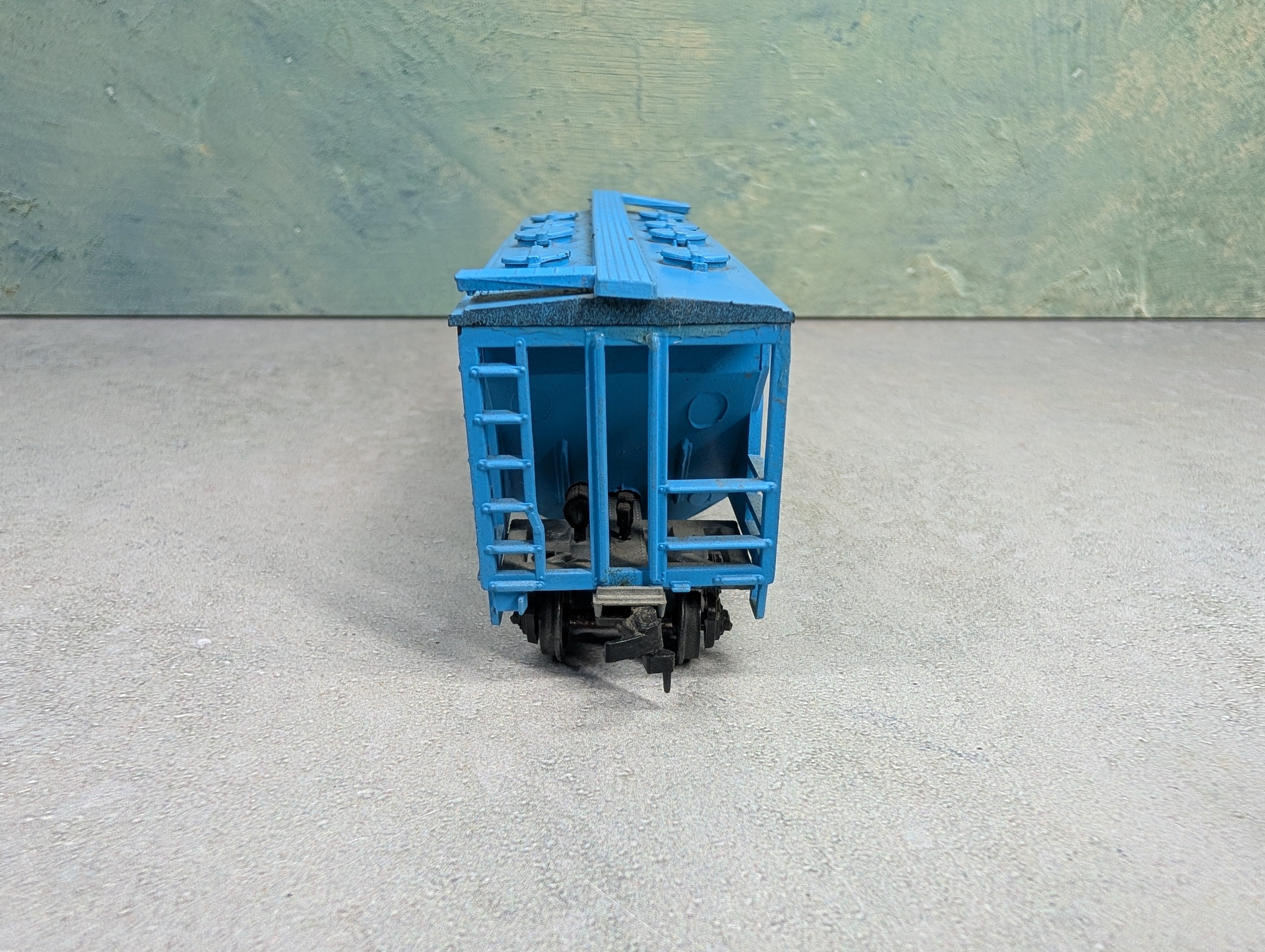 USED Roundhouse HO Scale 2 Bay Covered Hopper Rock Island #869