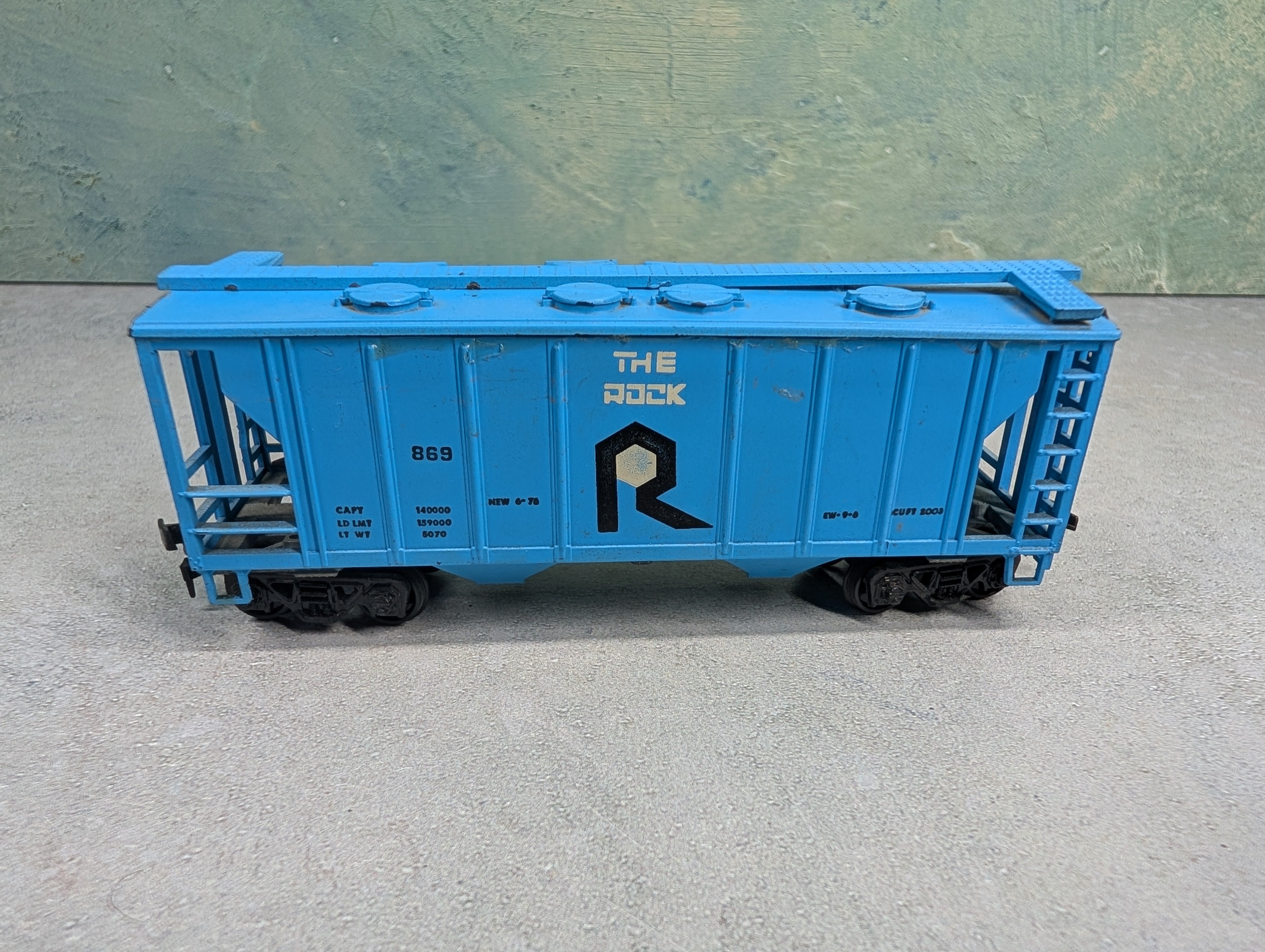 USED Roundhouse HO Scale 2 Bay Covered Hopper Rock Island #869