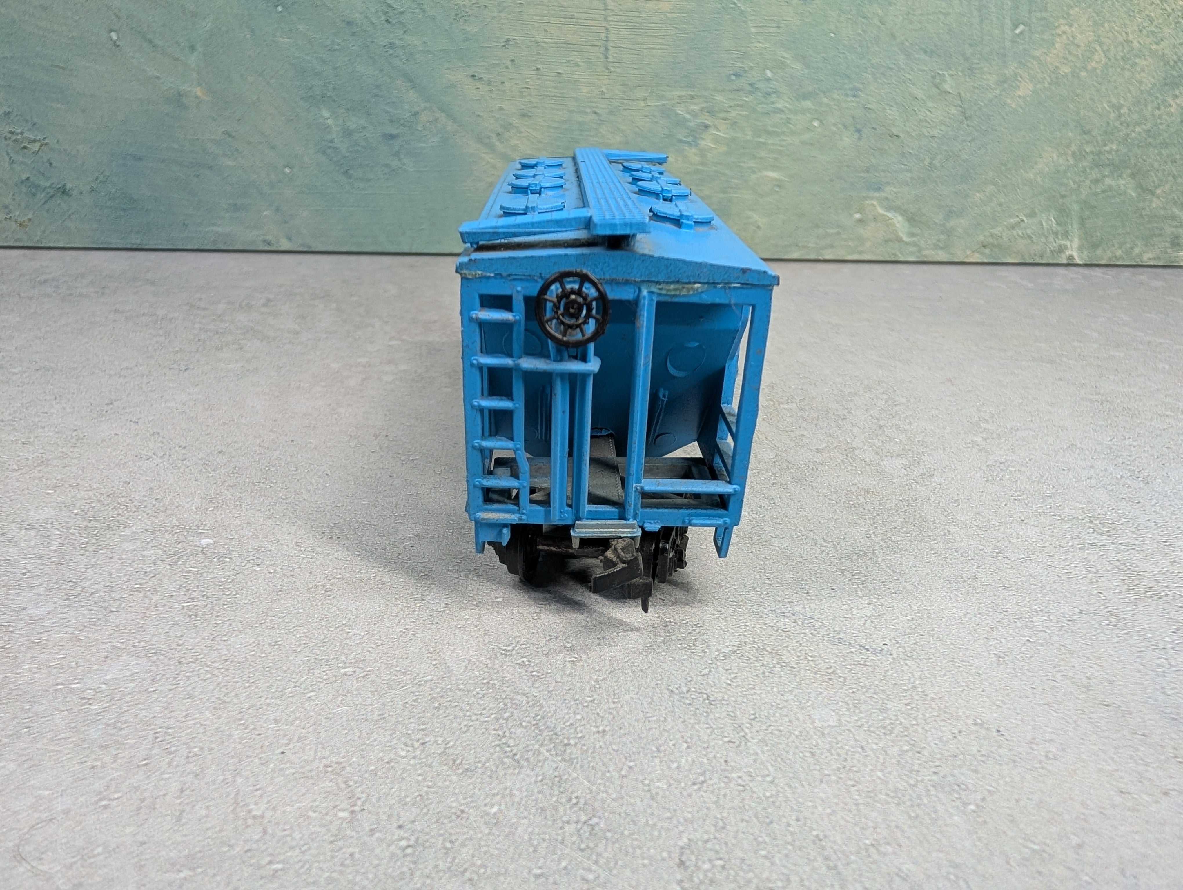 USED Roundhouse HO Scale 2 Bay Covered Hopper Rock Island #869