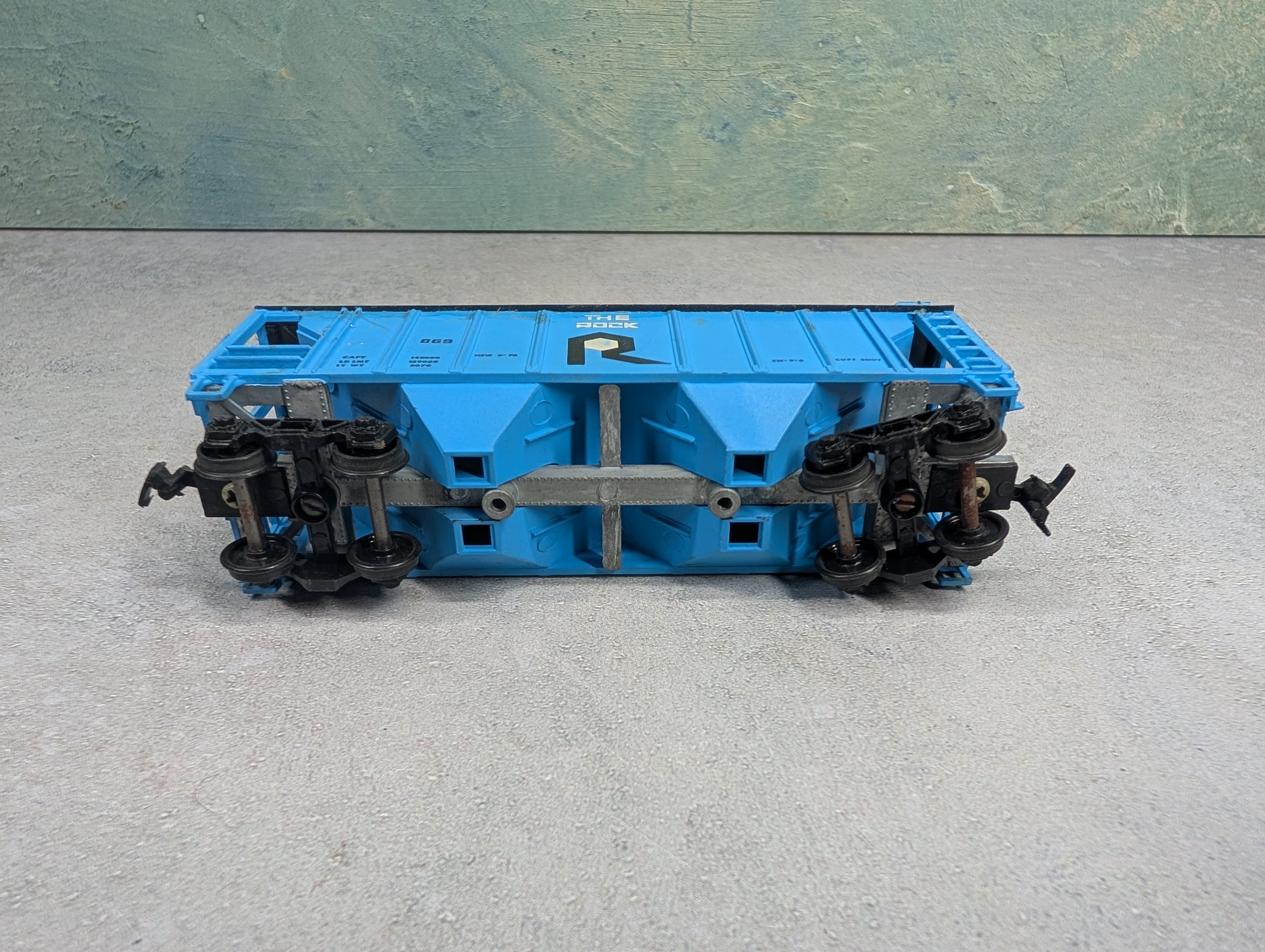 USED Roundhouse HO Scale 2 Bay Covered Hopper Rock Island #869