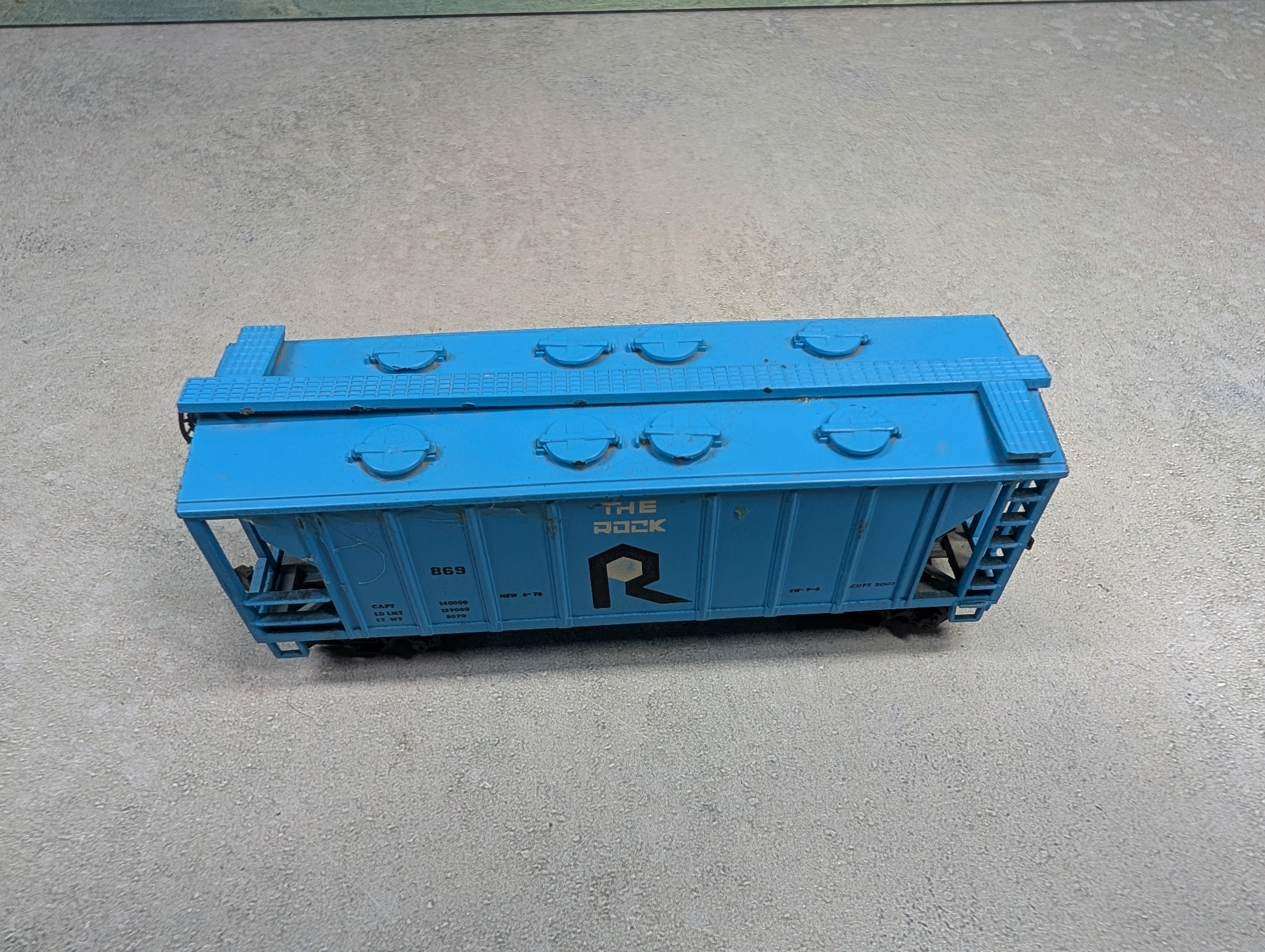 USED Roundhouse HO Scale 2 Bay Covered Hopper Rock Island #869