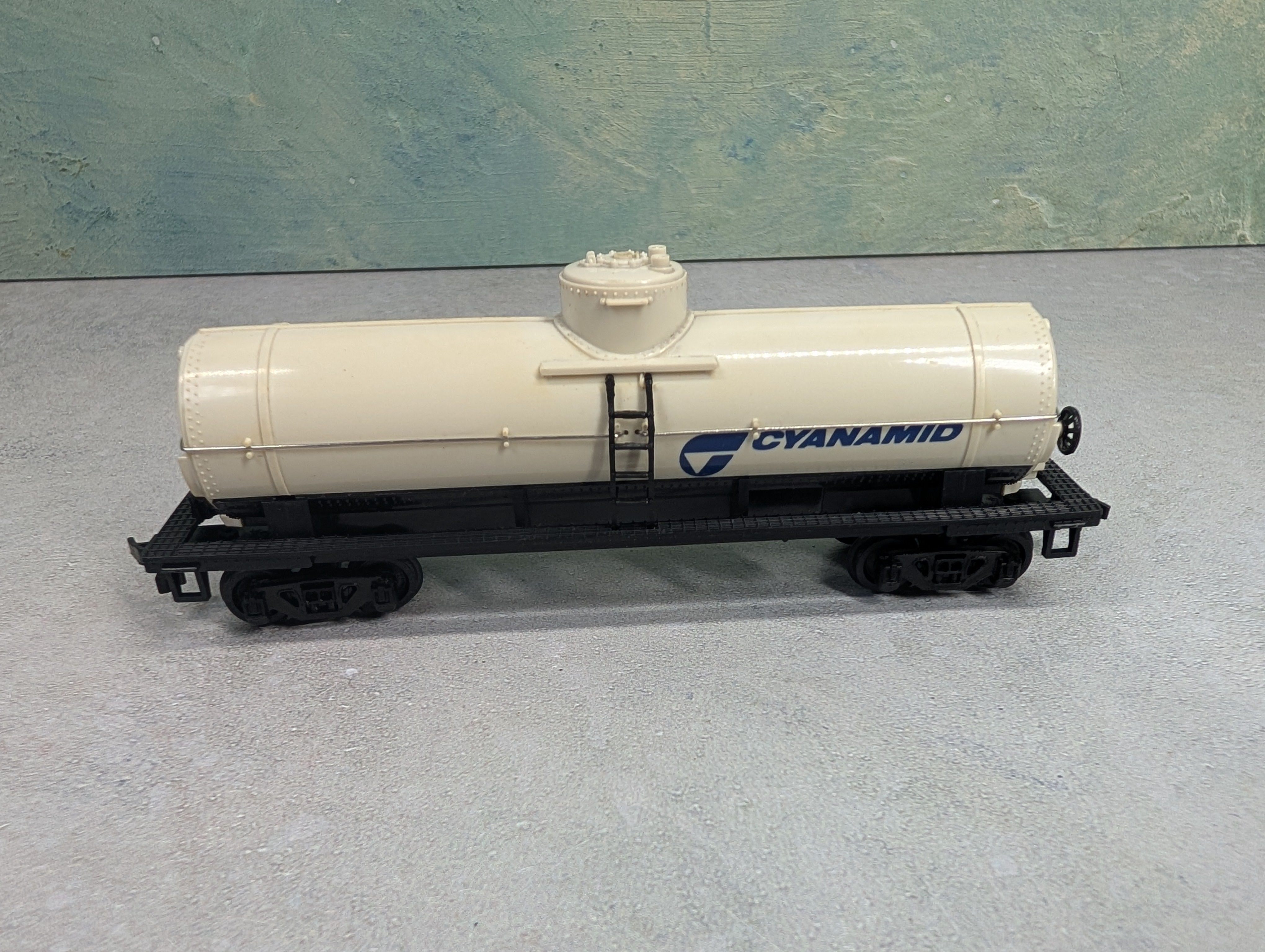 USED Bachmann HO Scale Single Dome Tank Car Cyanamid