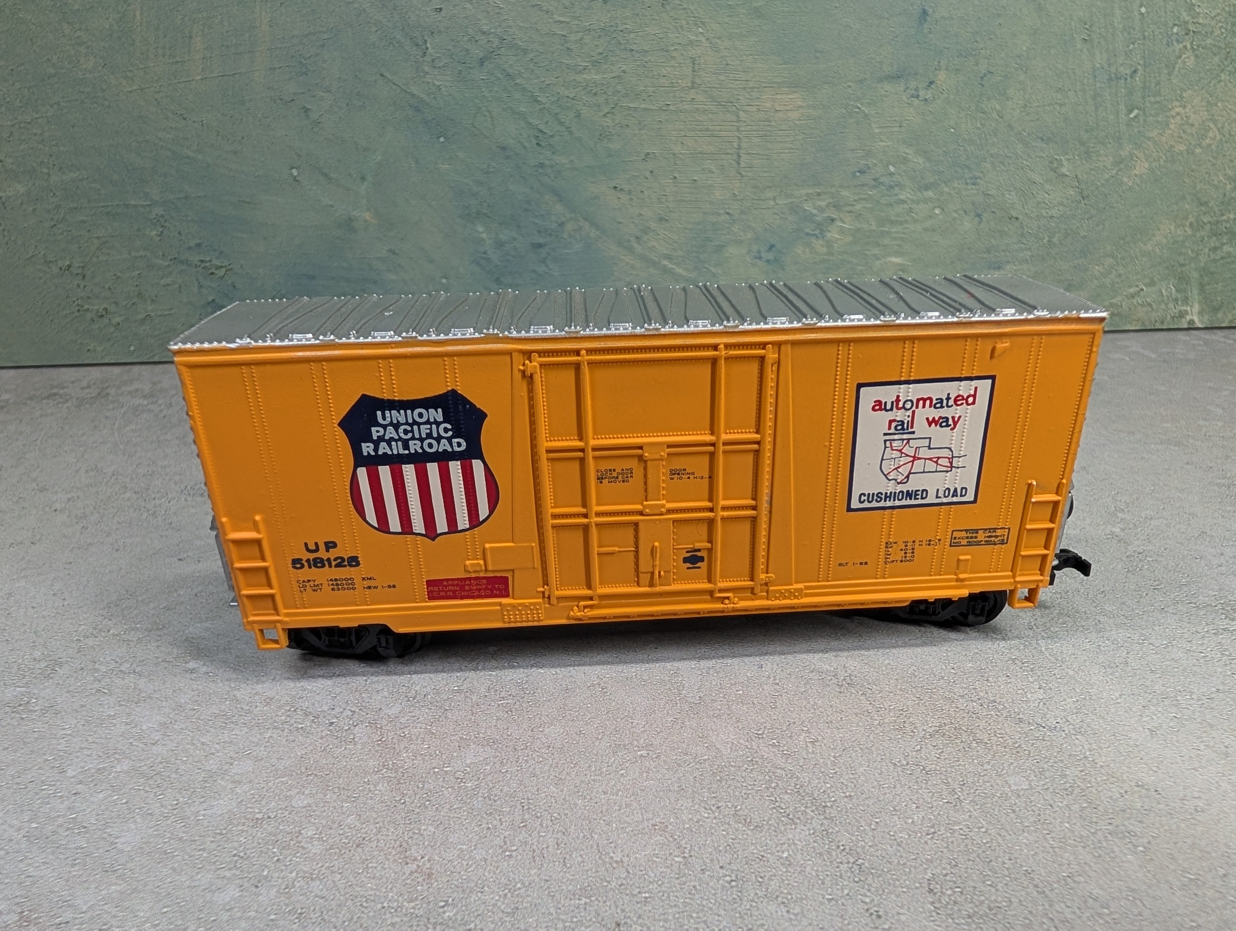 USED Bachmann HO Scale 40' Hi-Cube Box Car Union Pacific UP #518125