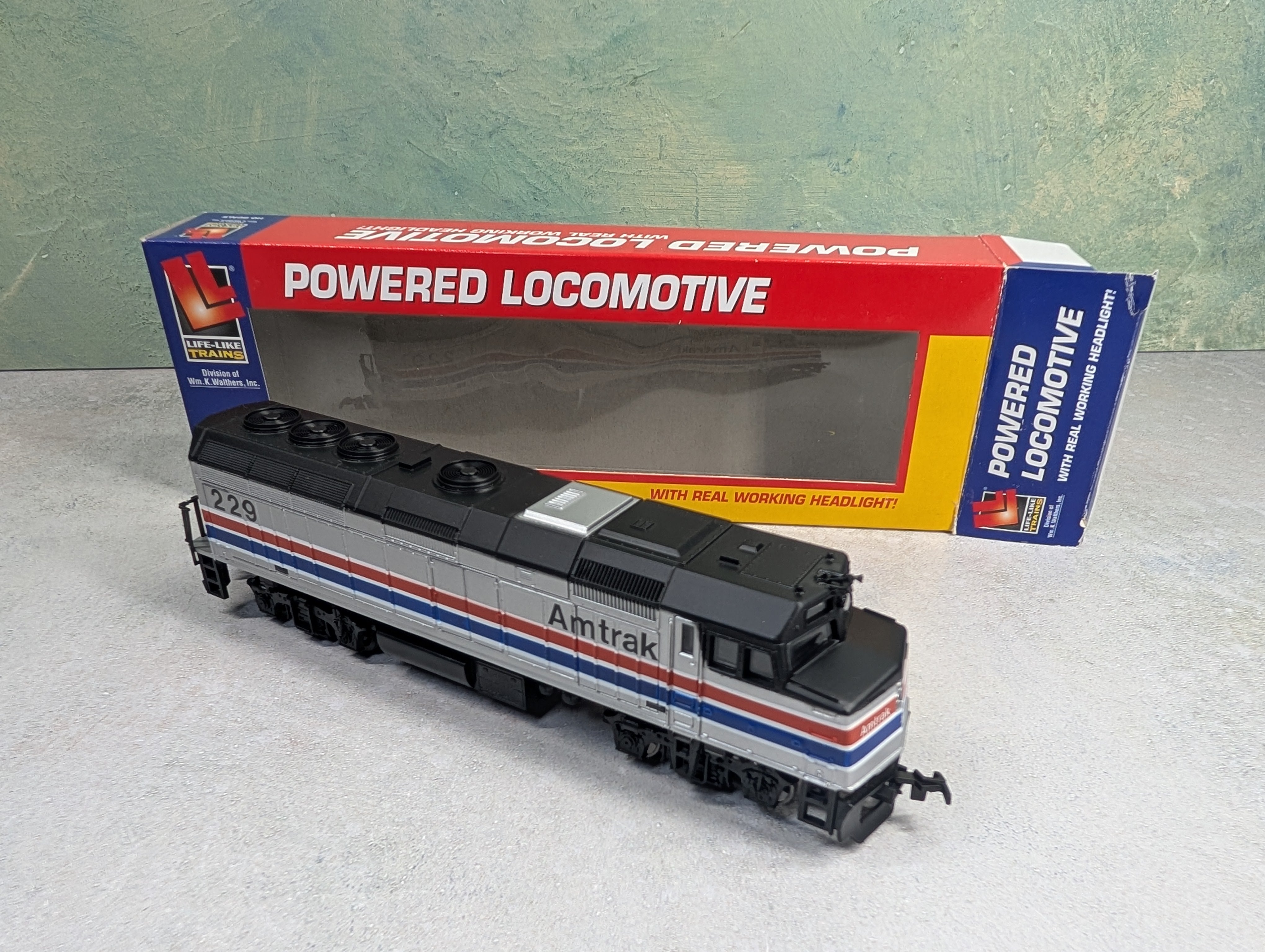 USED Life-Like 433-8241 HO Scale F40PH Diesel Locomotive Amtrak #229 Runs Great DC