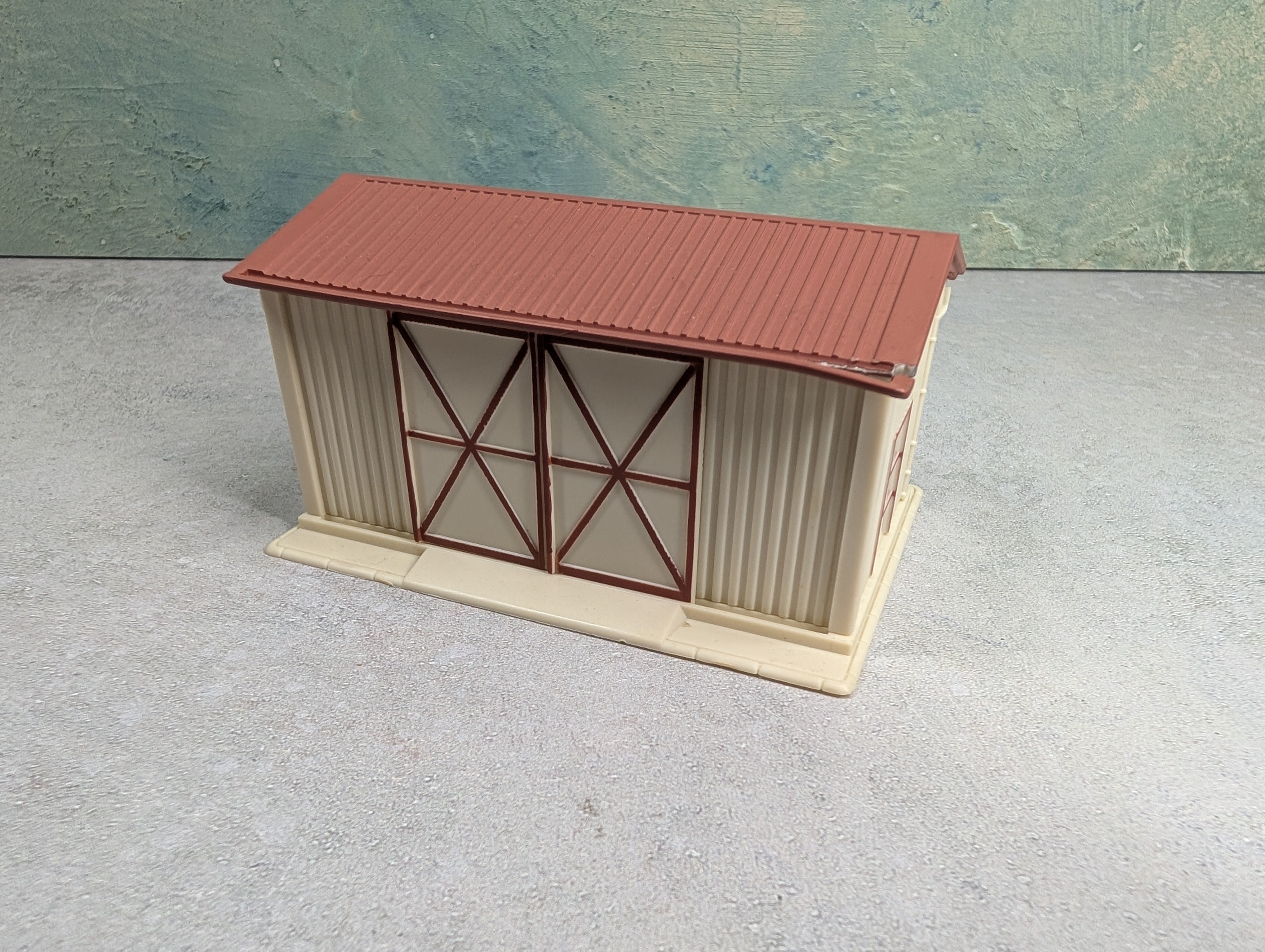 USED IHC HO Scale Large Equipment Shed