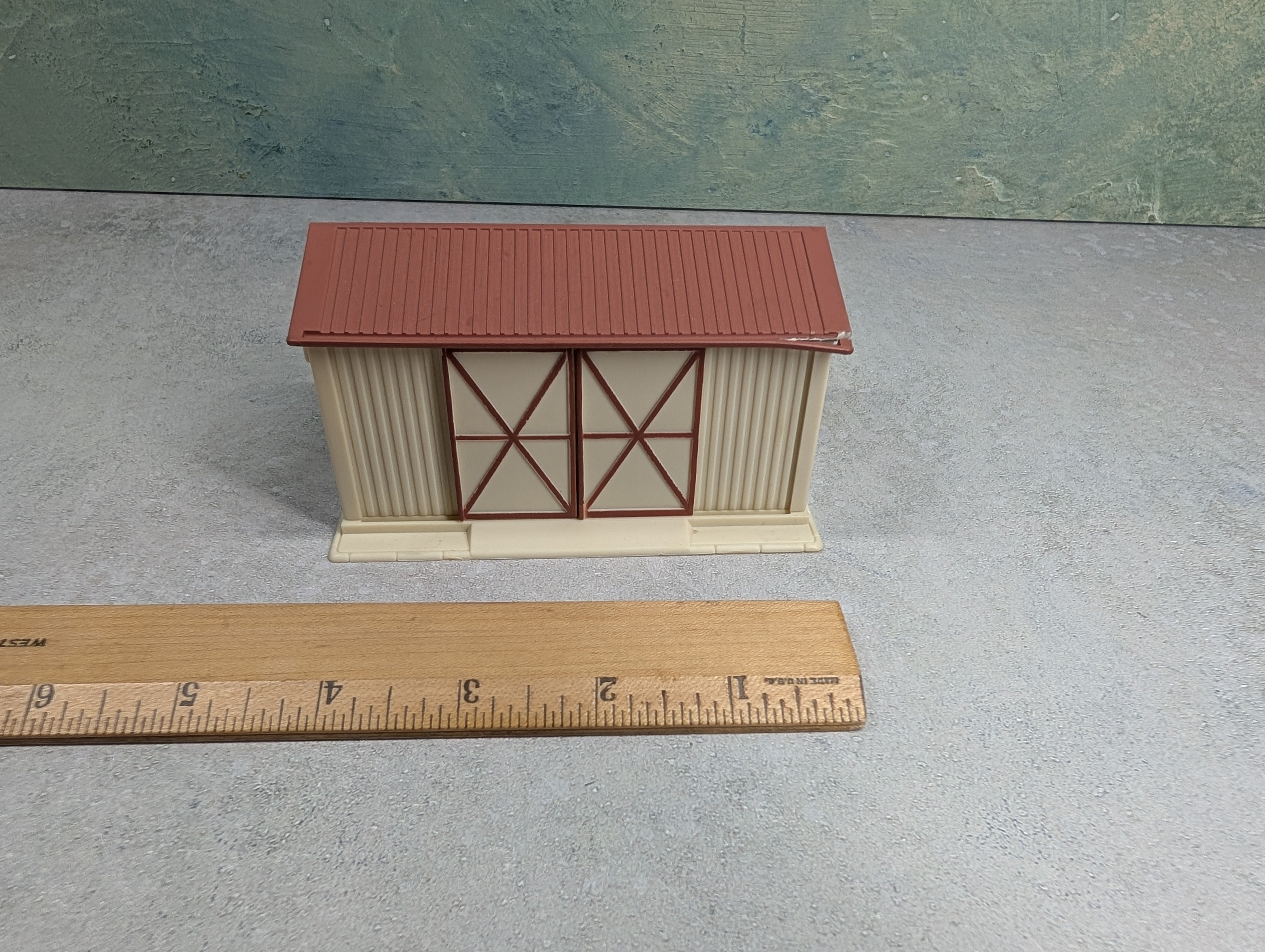 USED IHC HO Scale Large Equipment Shed