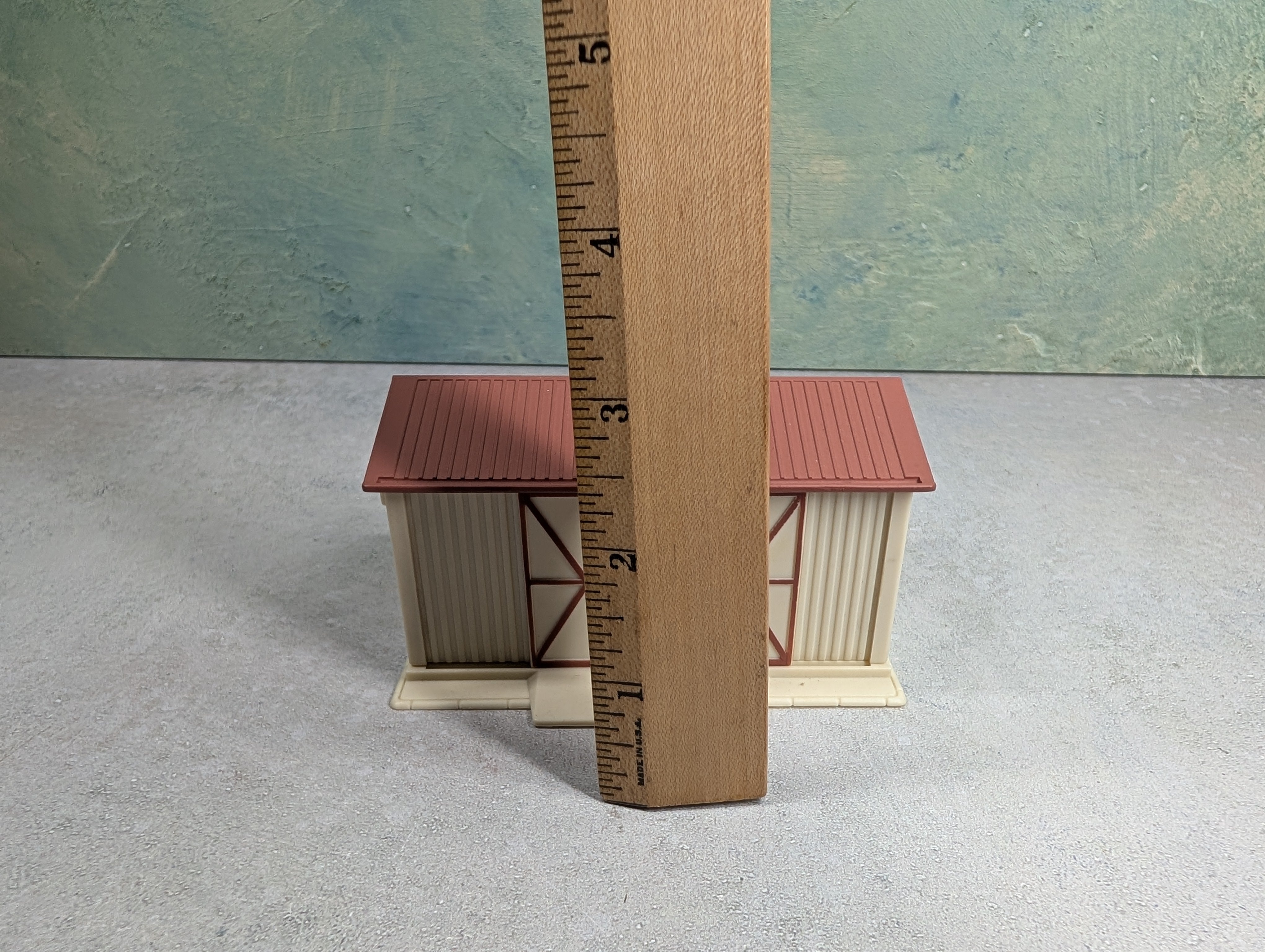 USED IHC HO Scale Large Equipment Shed