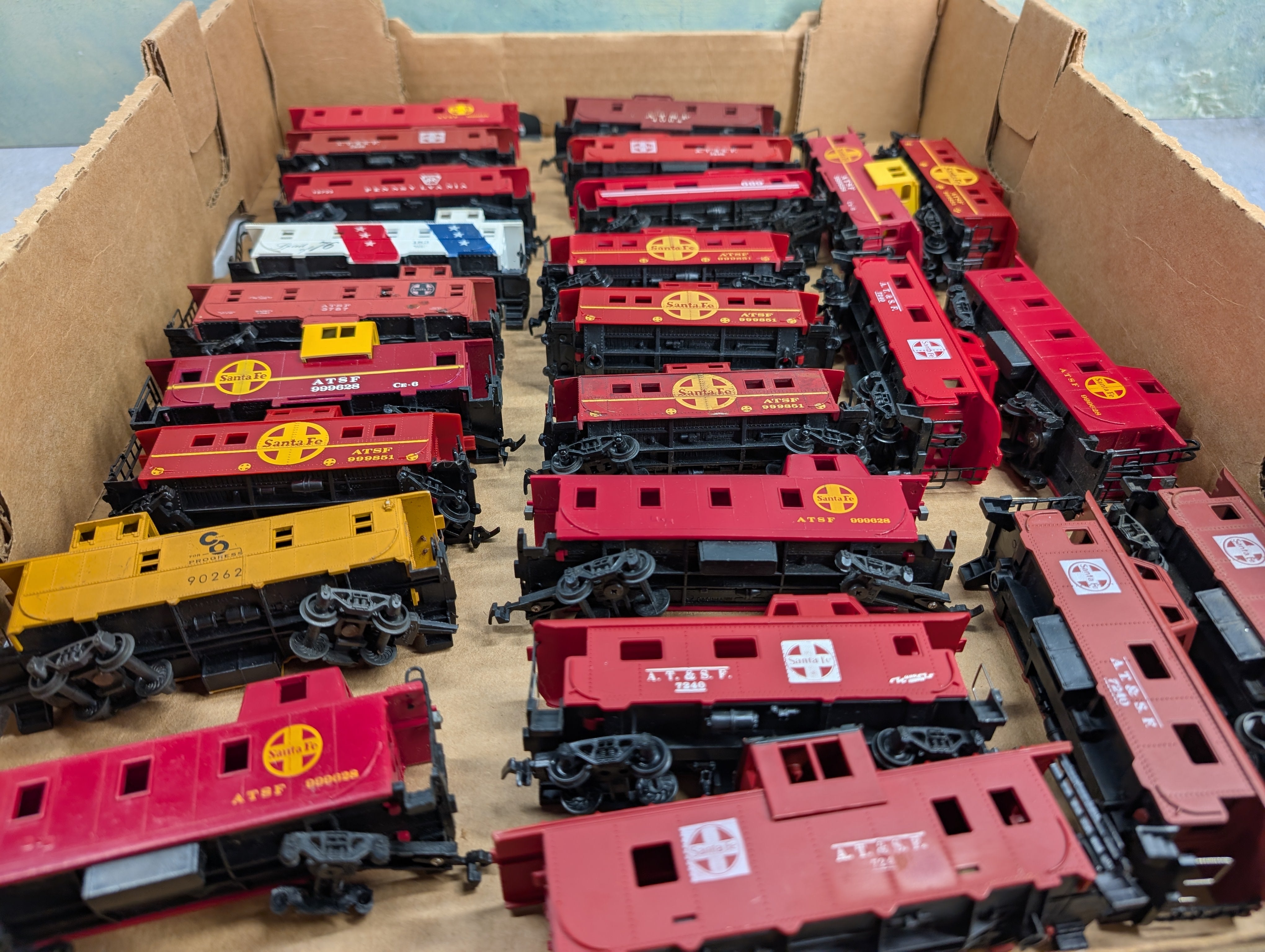 USED HO Scale Lot of Cabooses, Parts/Repairs (24 pcs)