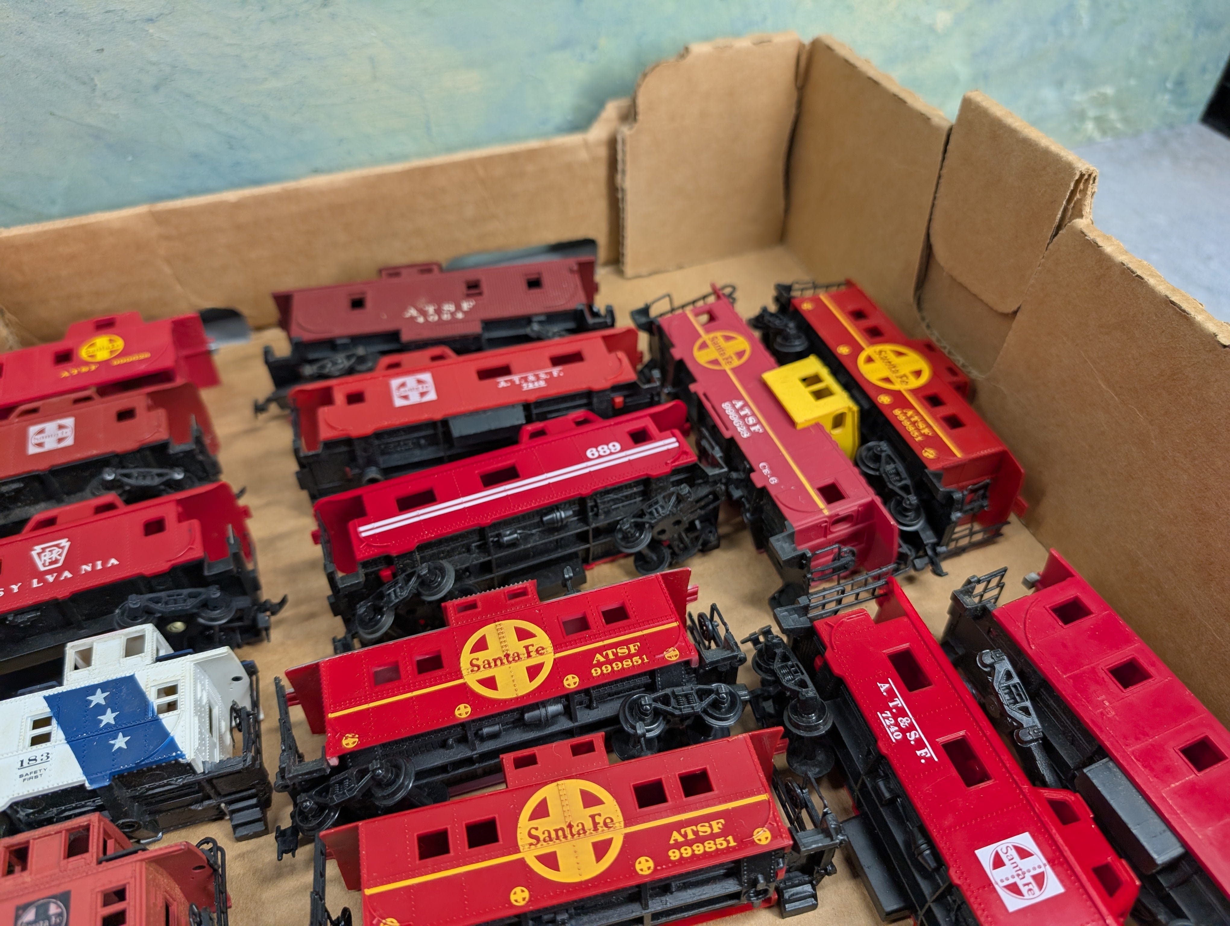USED HO Scale Lot of Cabooses, Parts/Repairs (24 pcs)