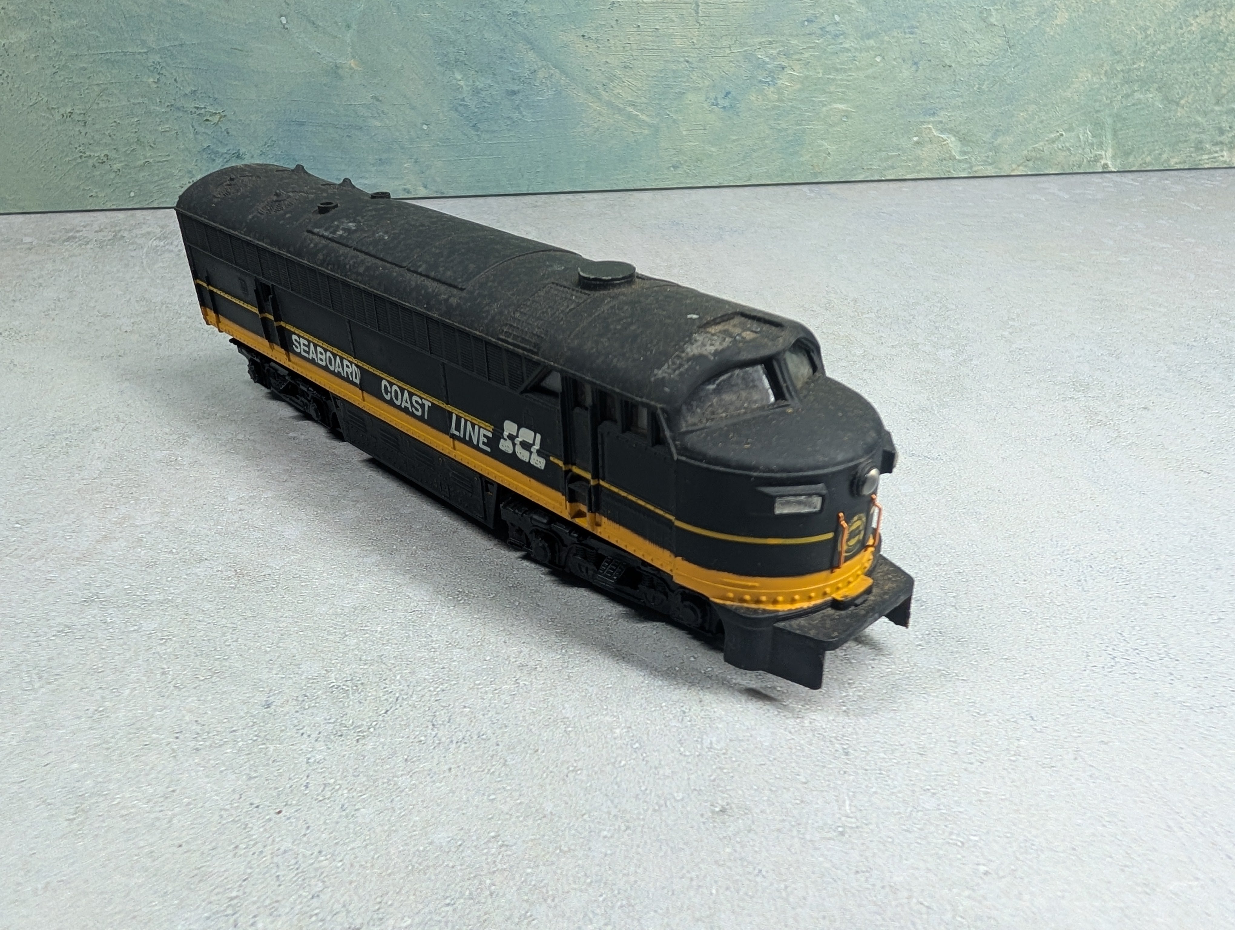 USED AHM HO Scale C-Liner Diesel Locomotive Seaboard Coast Line SCL Runs DC