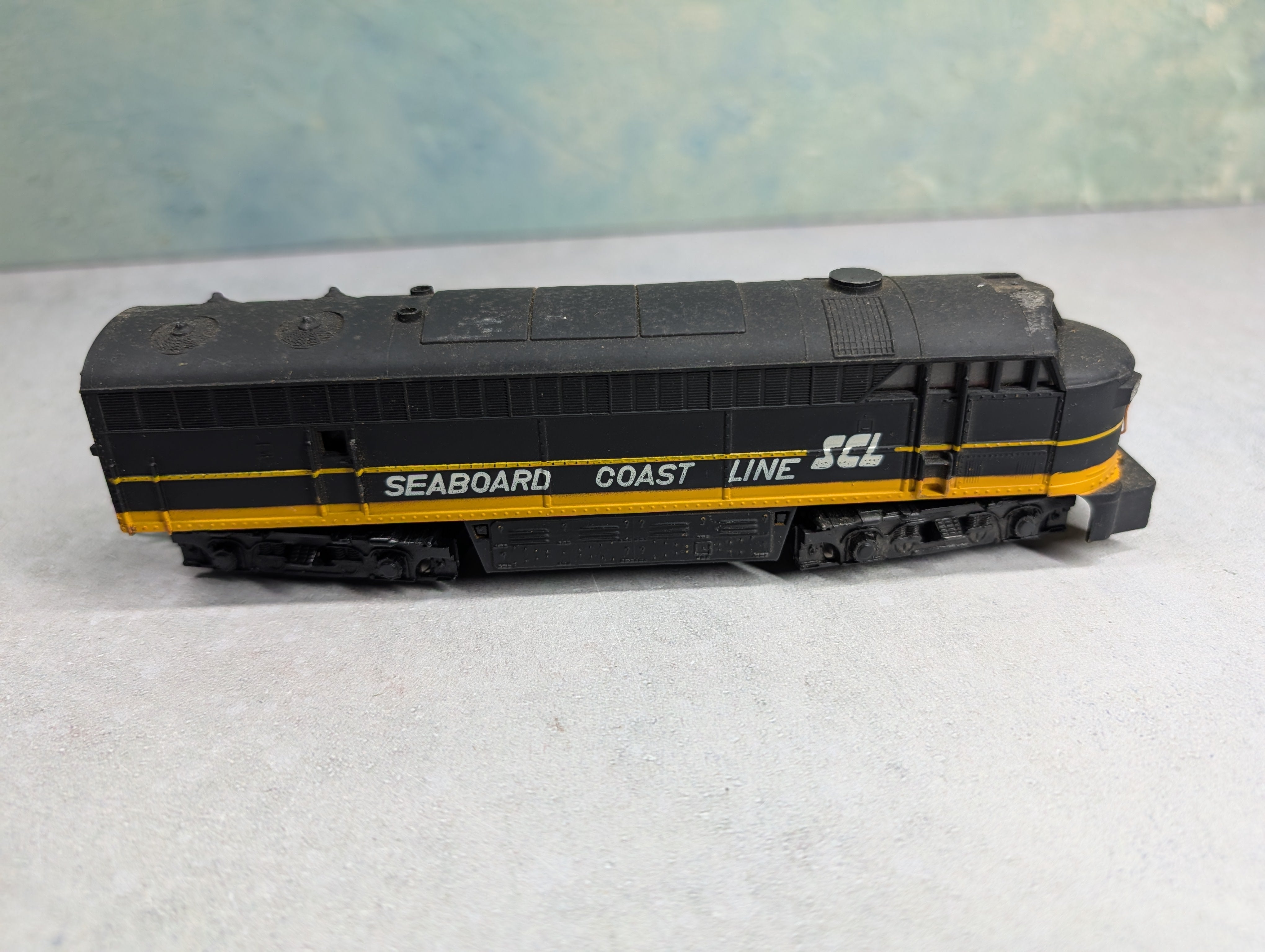 USED AHM HO Scale C-Liner Diesel Locomotive Seaboard Coast Line SCL Runs DC