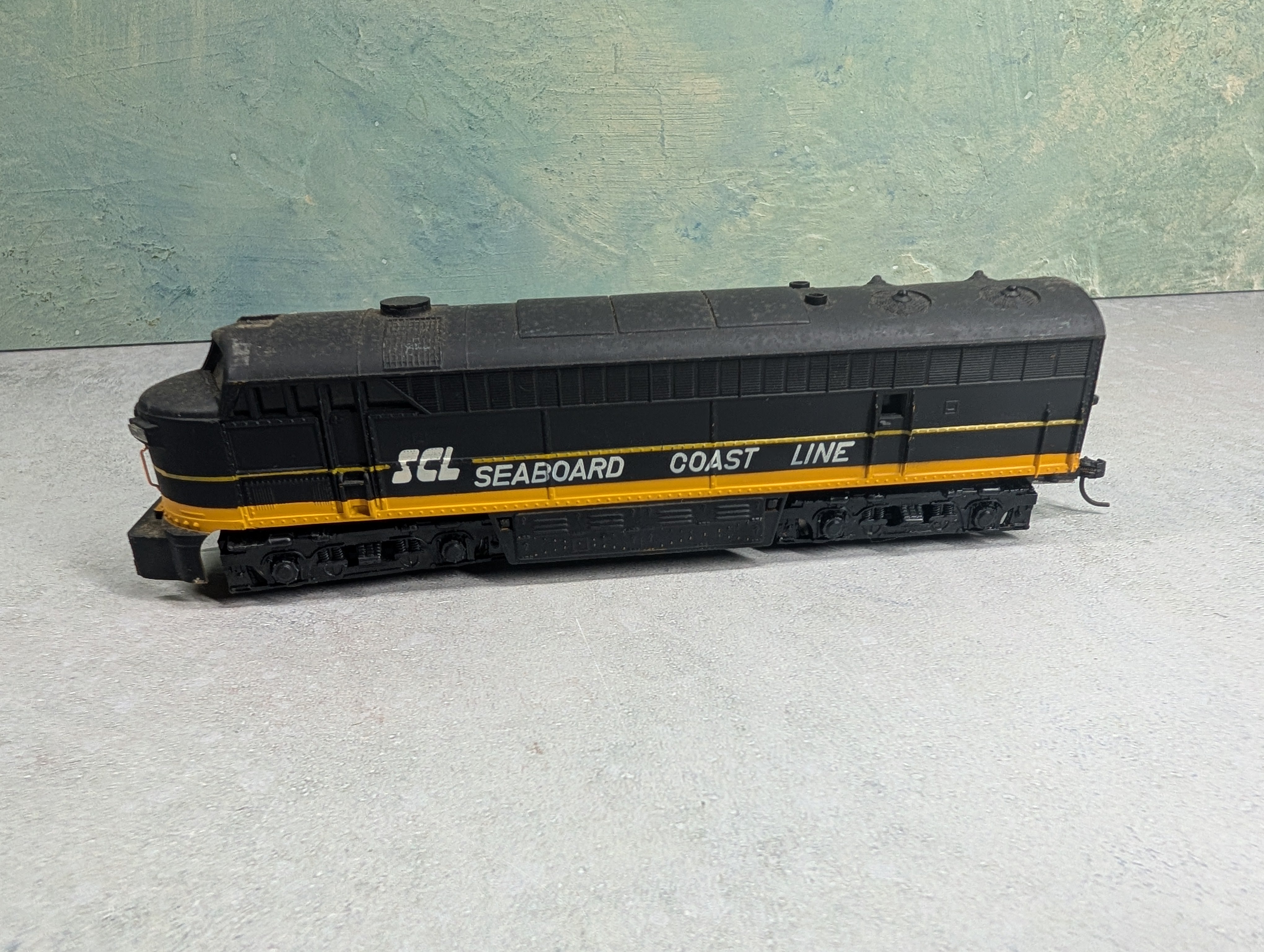 USED AHM HO Scale C-Liner Diesel Locomotive Seaboard Coast Line SCL Runs DC