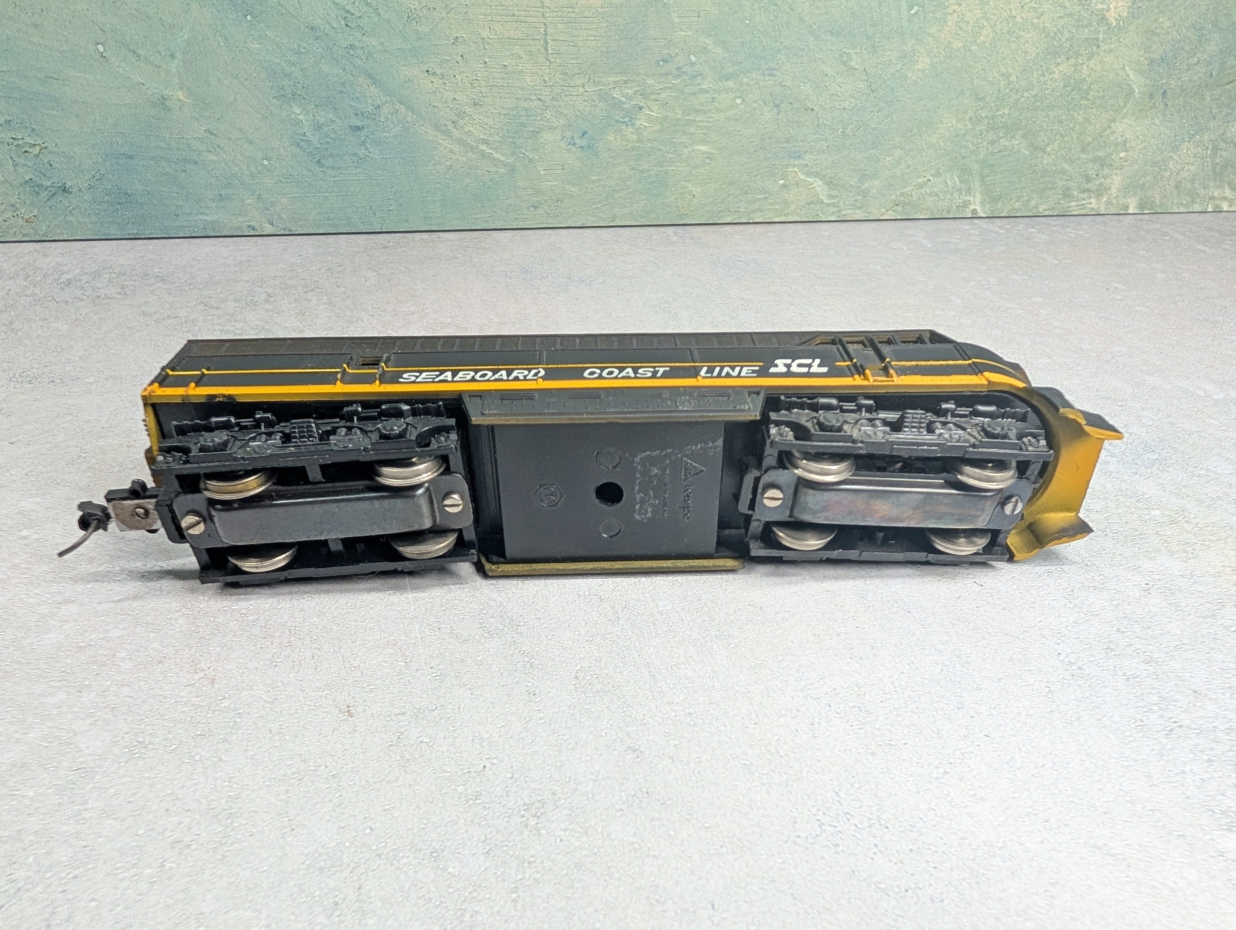 USED AHM HO Scale C-Liner Diesel Locomotive Seaboard Coast Line SCL Runs DC