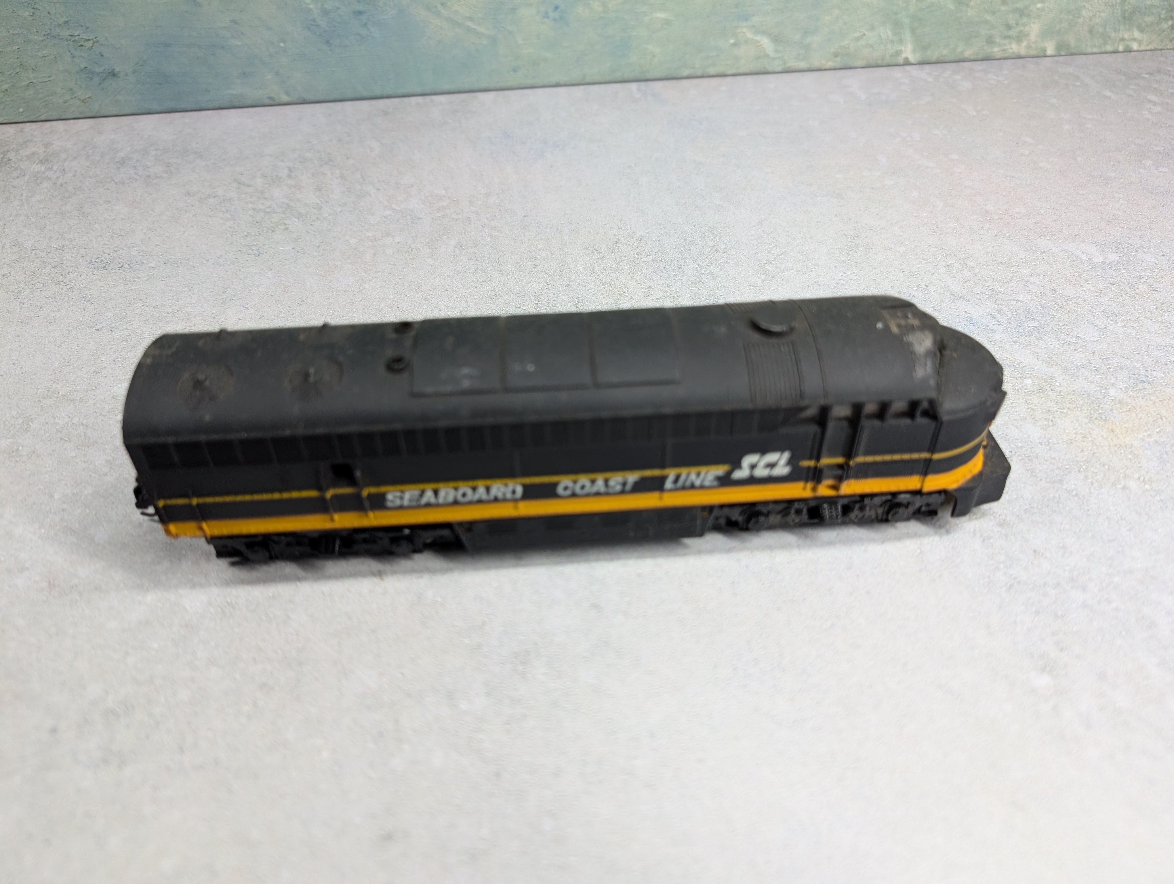 USED AHM HO Scale C-Liner Diesel Locomotive Seaboard Coast Line SCL Runs DC