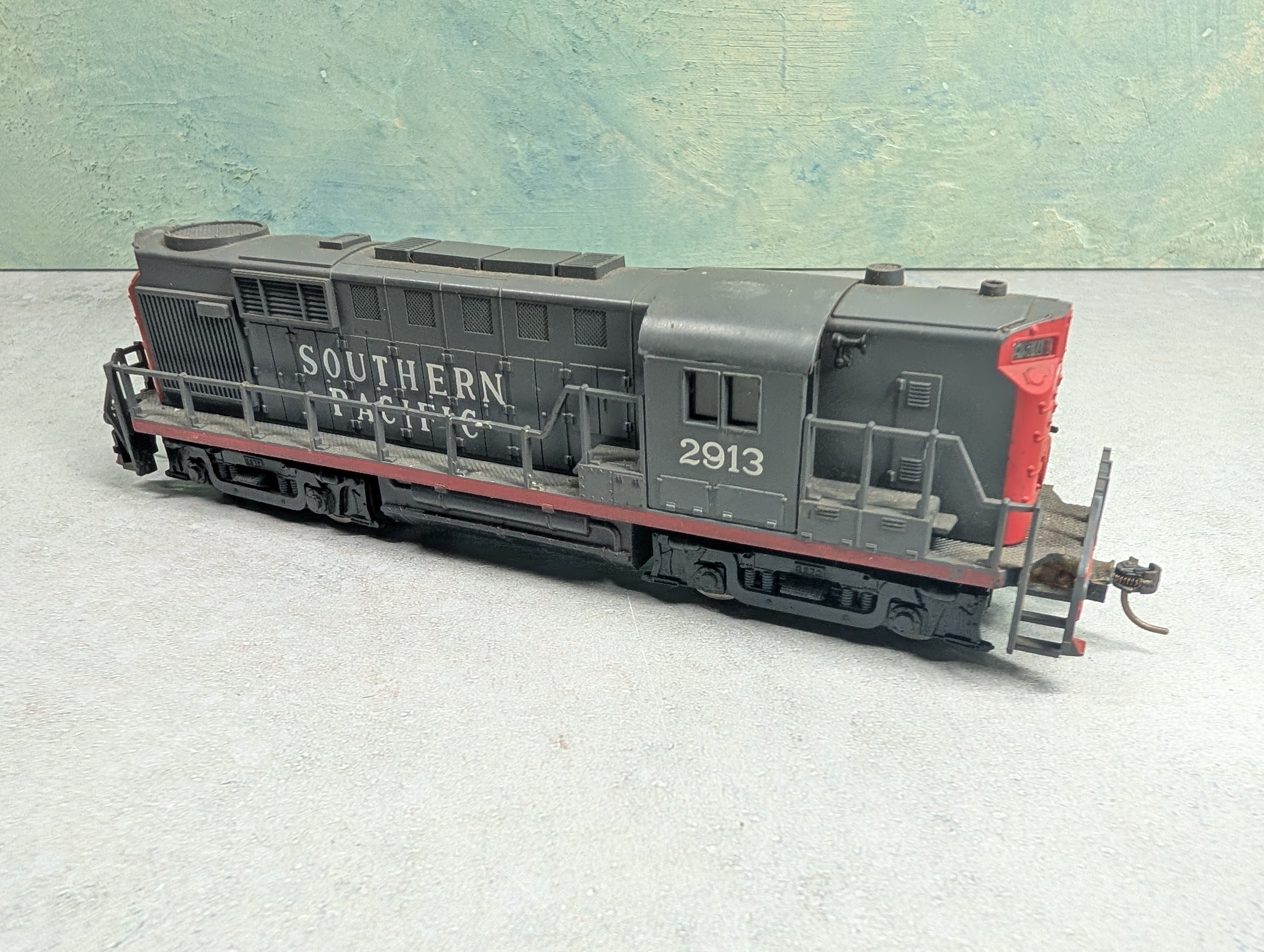 USED AHM HO Scale RS-11 High-Nose Diesel Locomotive Southern Pacific #2913 Runs DC
