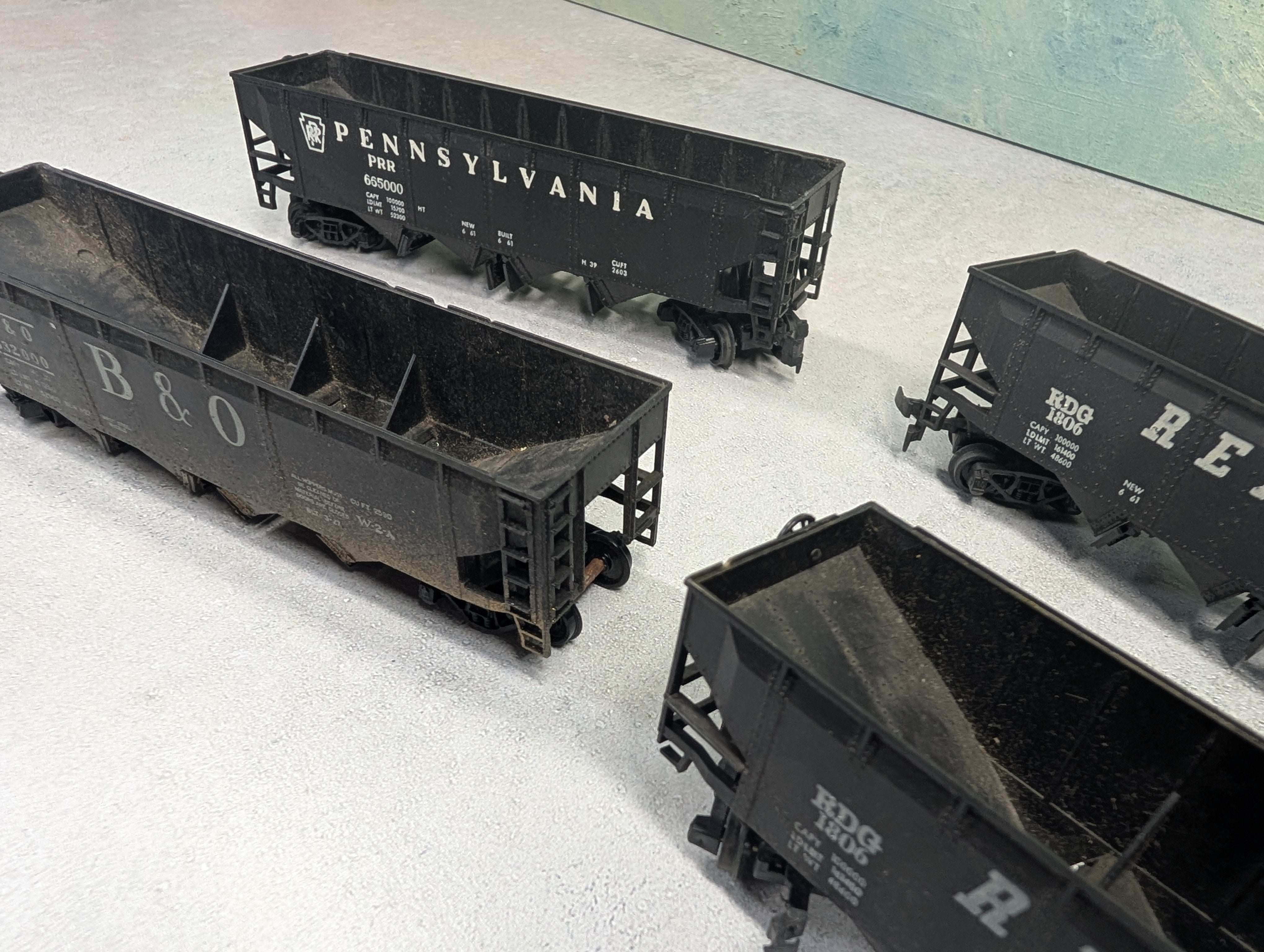 USED AHM HO Scale Lot of Operating Quad Hoppers Reading, B&O, PRR (4 pcs)