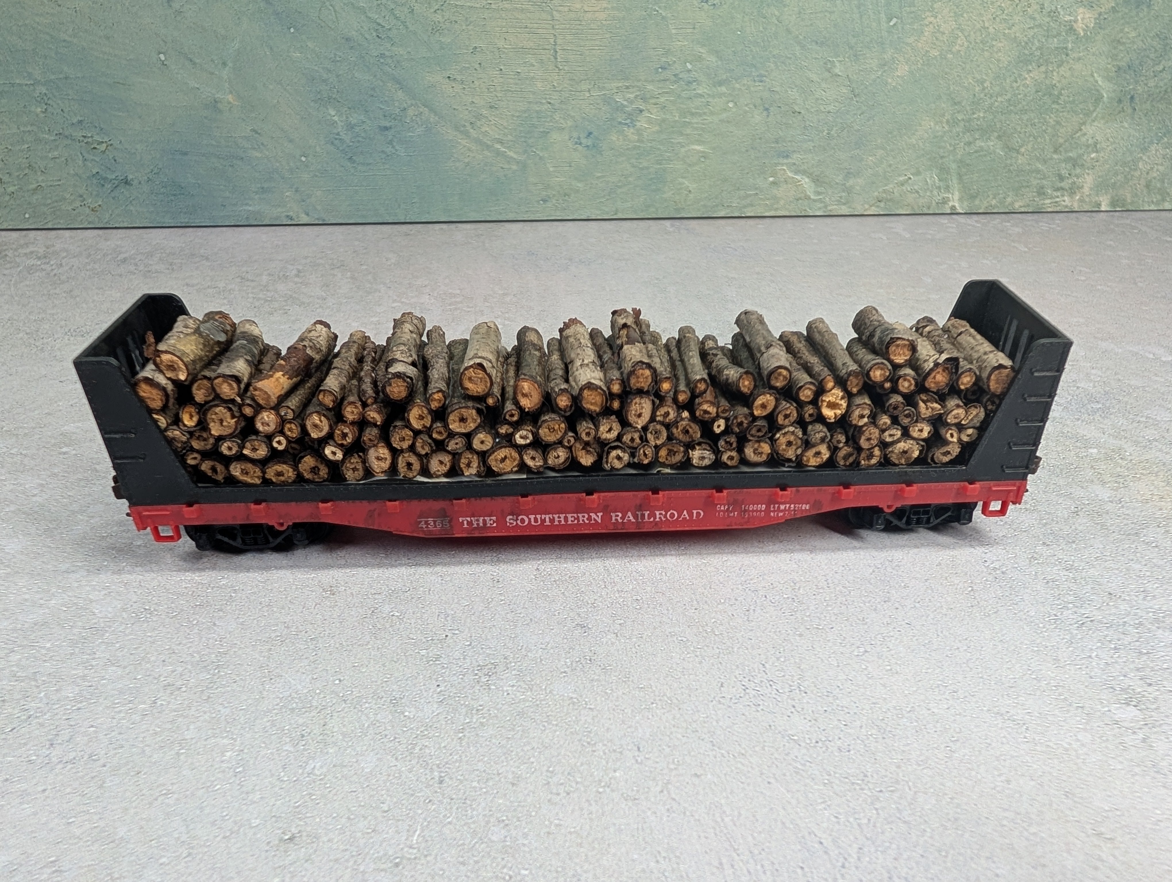 USED Mantua HO Scale Lot of 50' Bulkhead Flat Cars Southern #4365 w/ Custom Wood Loads (2 pcs)