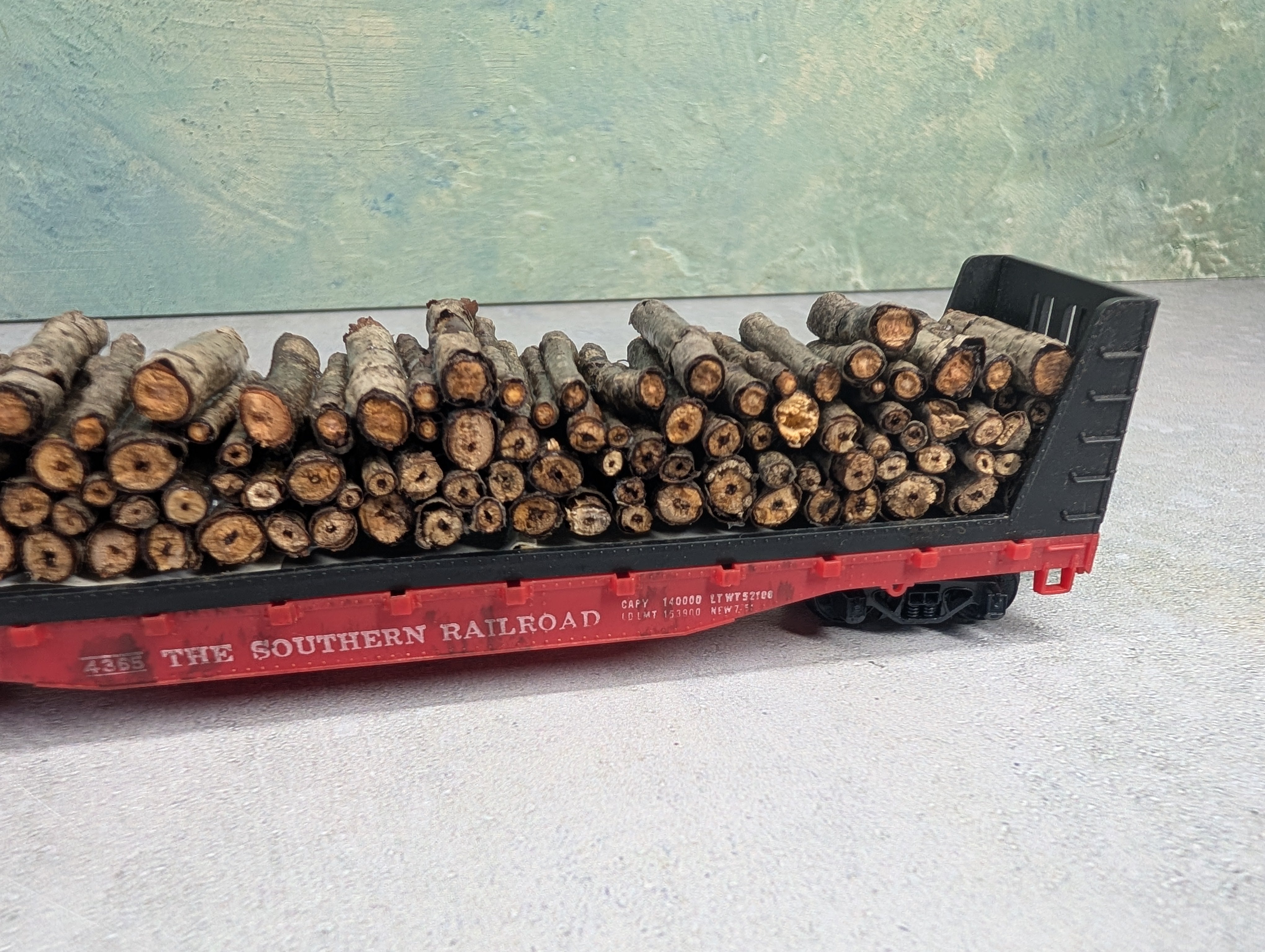 USED Mantua HO Scale Lot of 50' Bulkhead Flat Cars Southern #4365 w/ Custom Wood Loads (2 pcs)