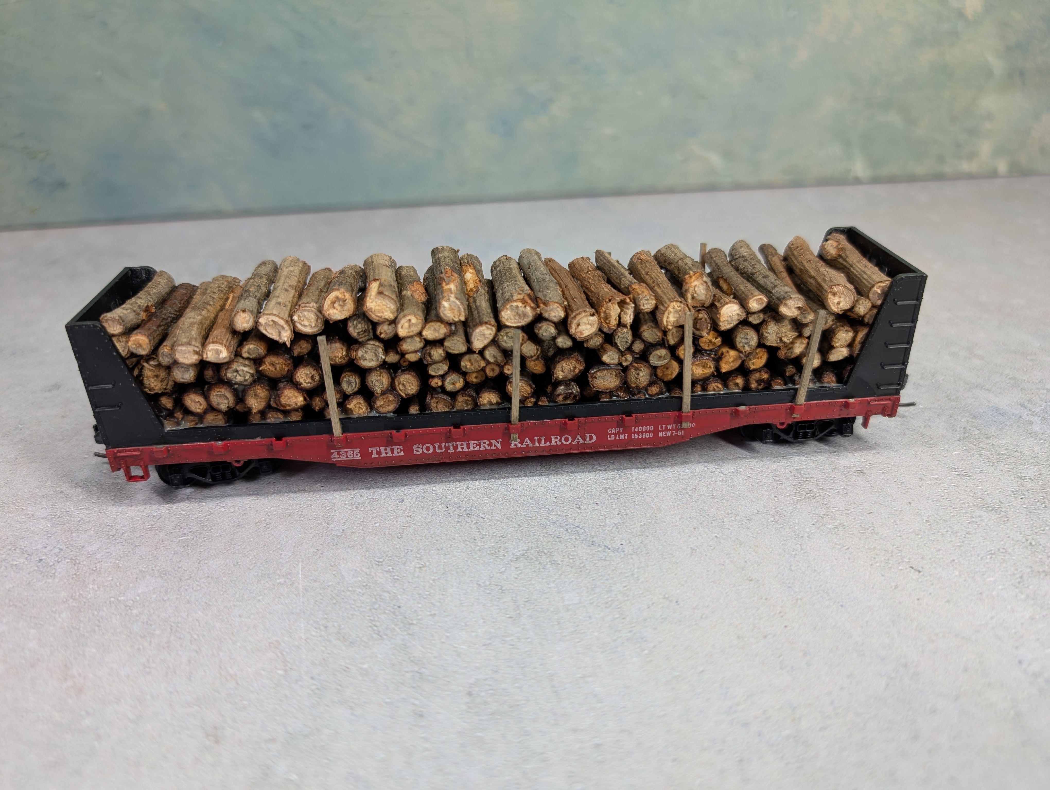 USED Mantua HO Scale Lot of 50' Bulkhead Flat Cars Southern #4365 w/ Custom Wood Loads (2 pcs)
