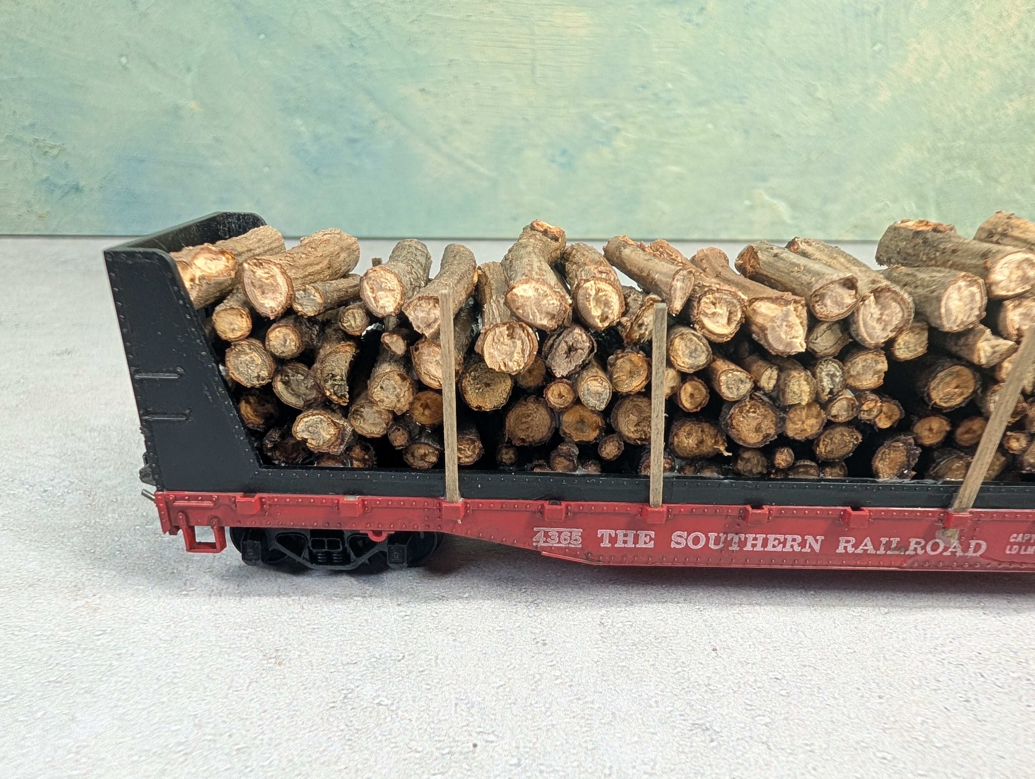 USED Mantua HO Scale Lot of 50' Bulkhead Flat Cars Southern #4365 w/ Custom Wood Loads (2 pcs)