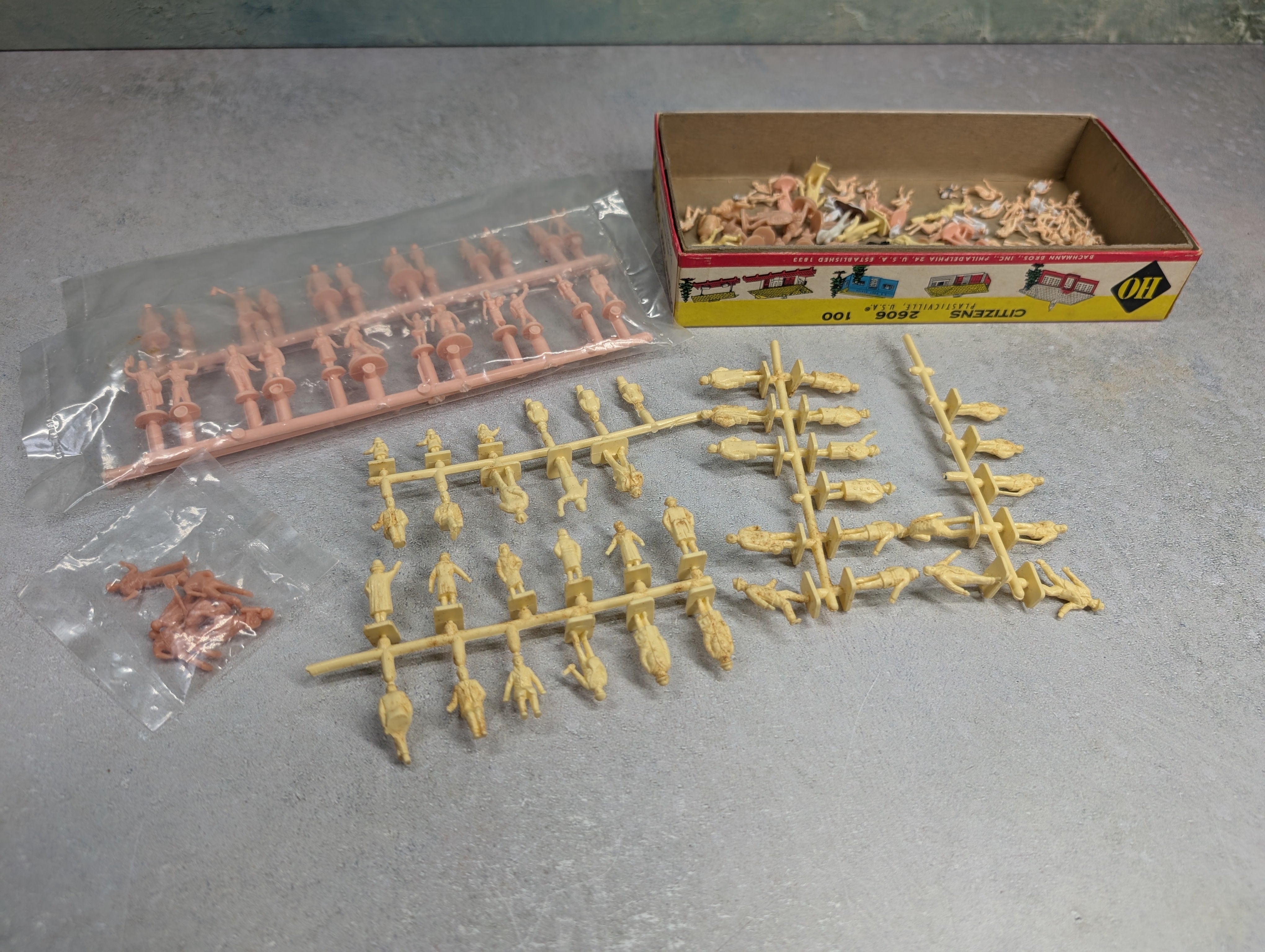 USED HO Scale Generous Lot of Unpainted People Figures