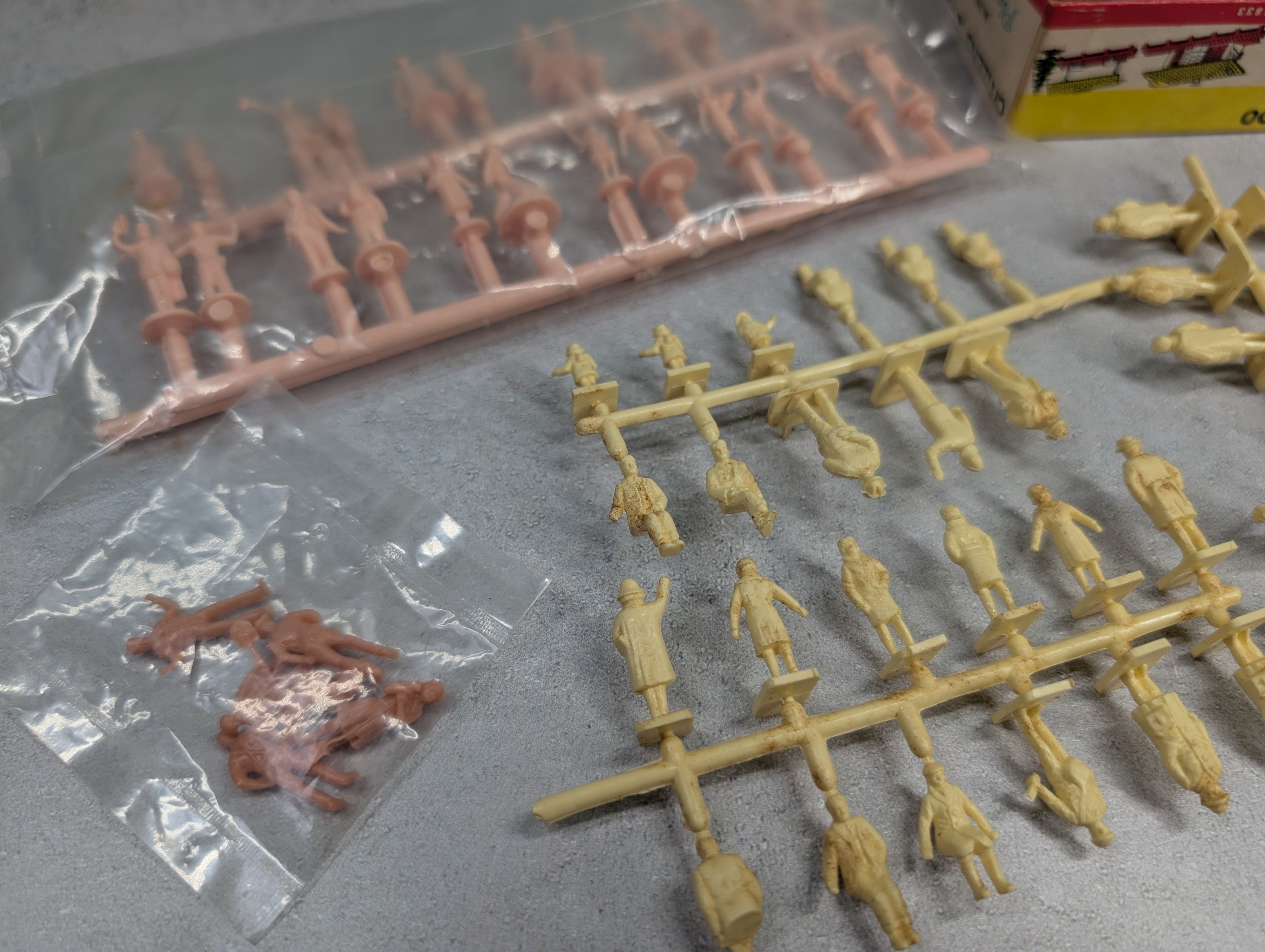 USED HO Scale Generous Lot of Unpainted People Figures