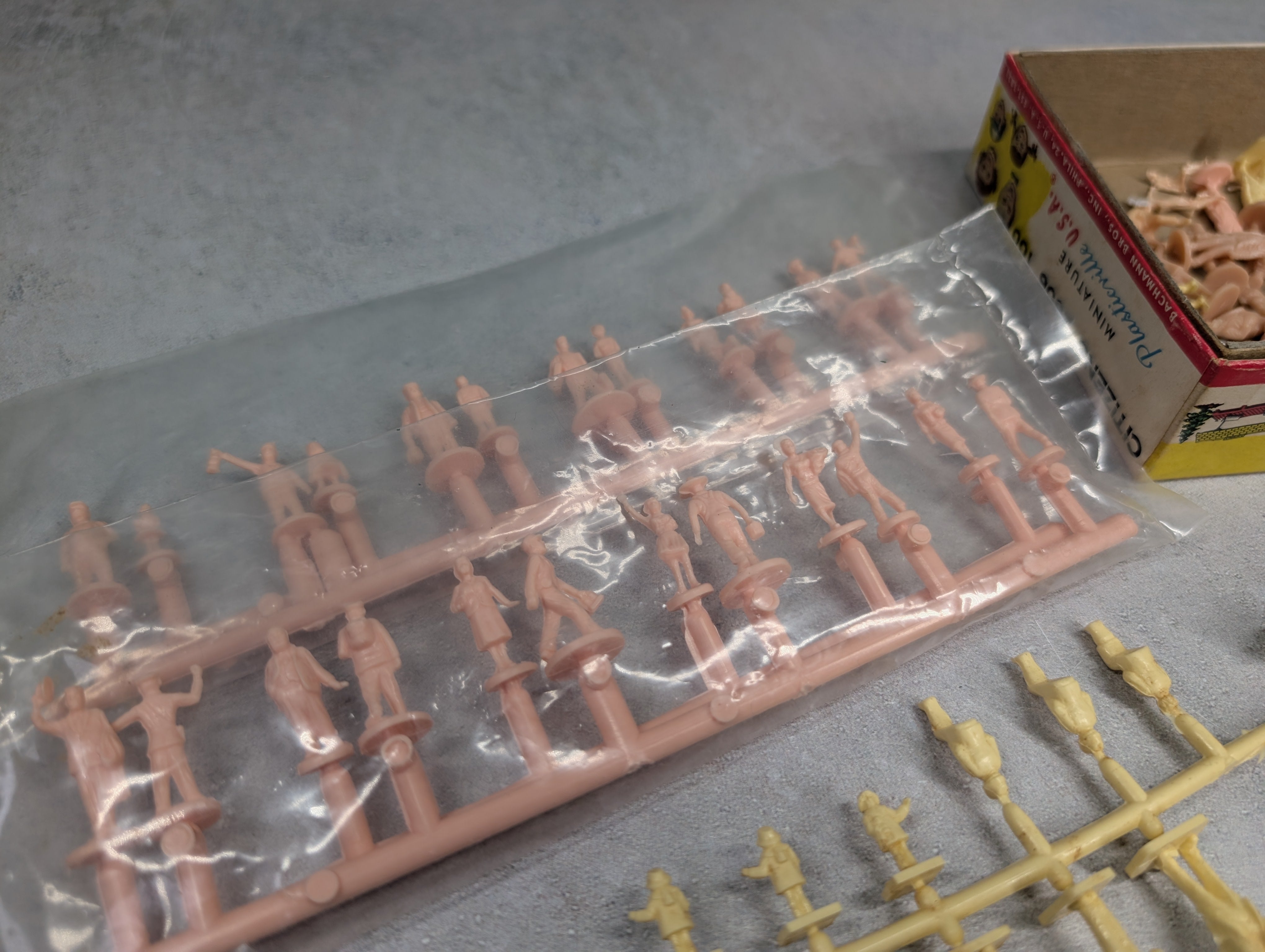 USED HO Scale Generous Lot of Unpainted People Figures