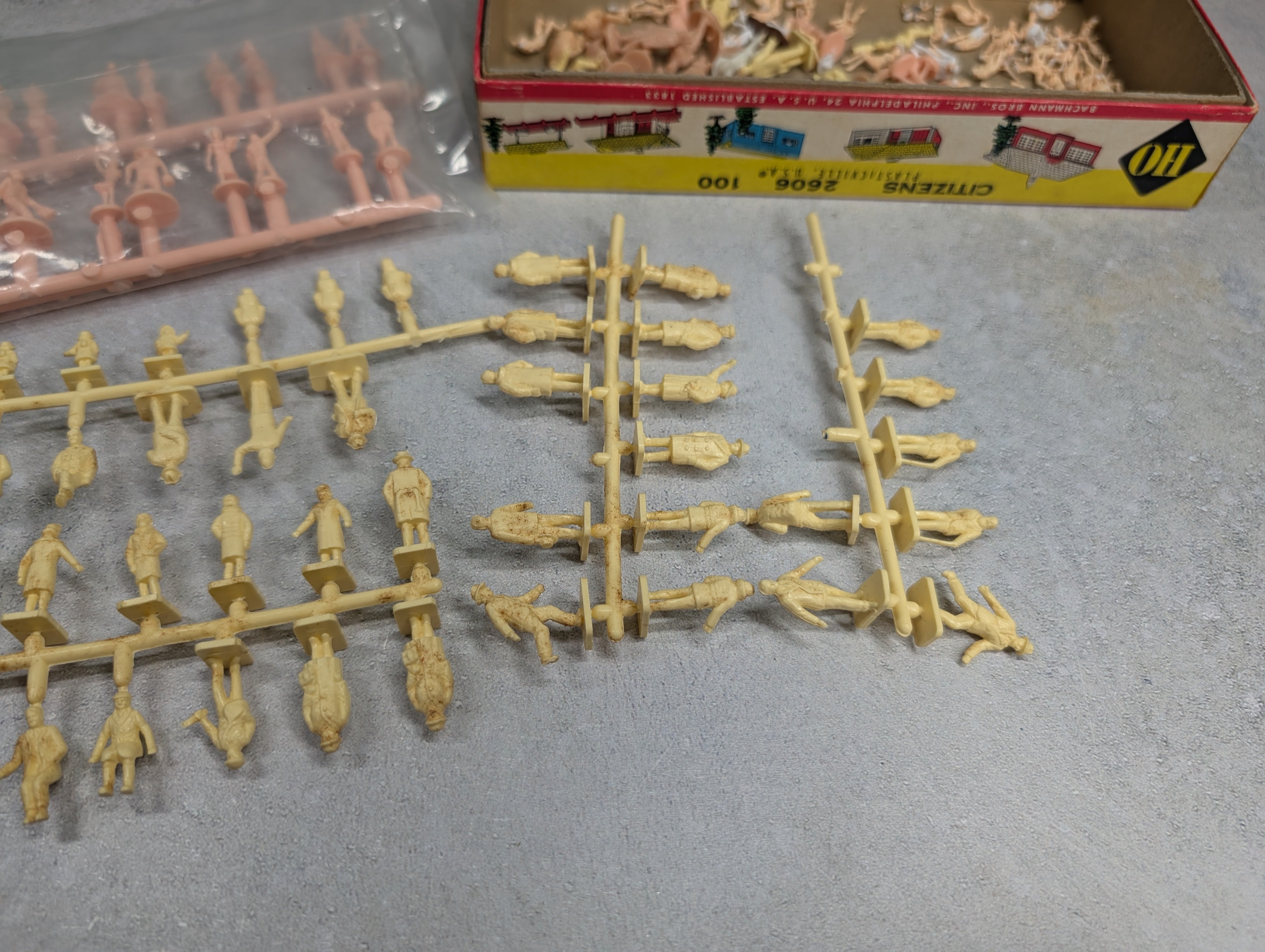 USED HO Scale Generous Lot of Unpainted People Figures