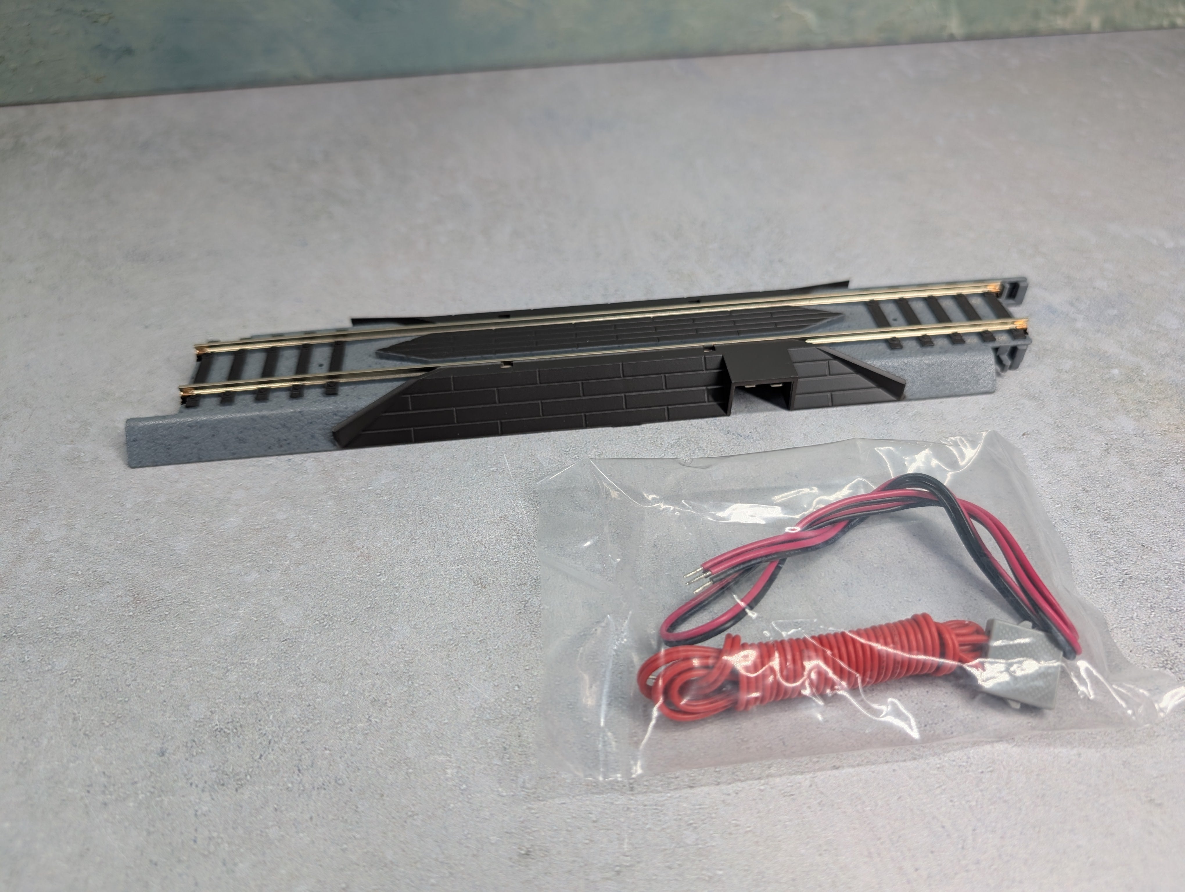 USED WalthersTrainline HO Scale Power-Loc 9" Straight Terminal Track w/ Wire