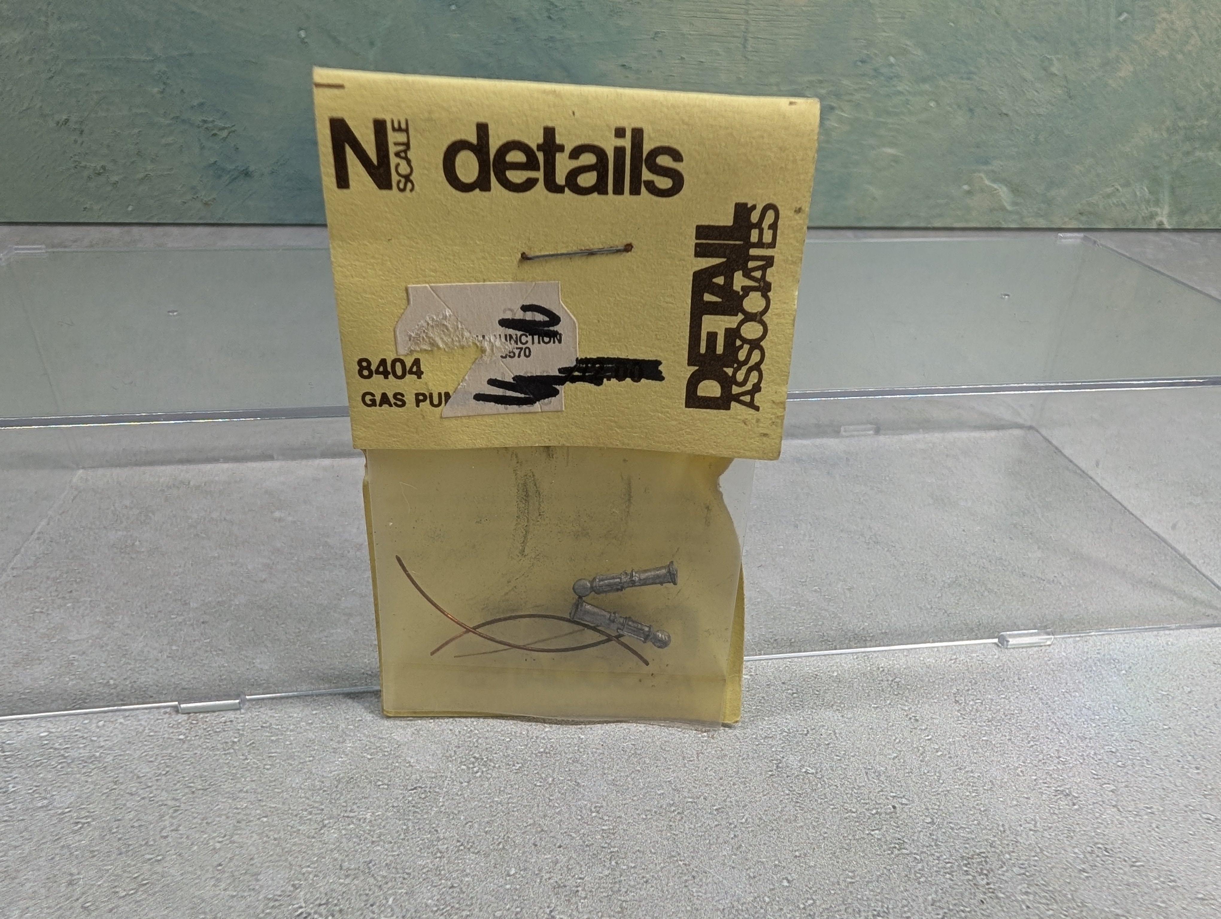 USED Detail Associates 8404 N Scale Gas Pumps