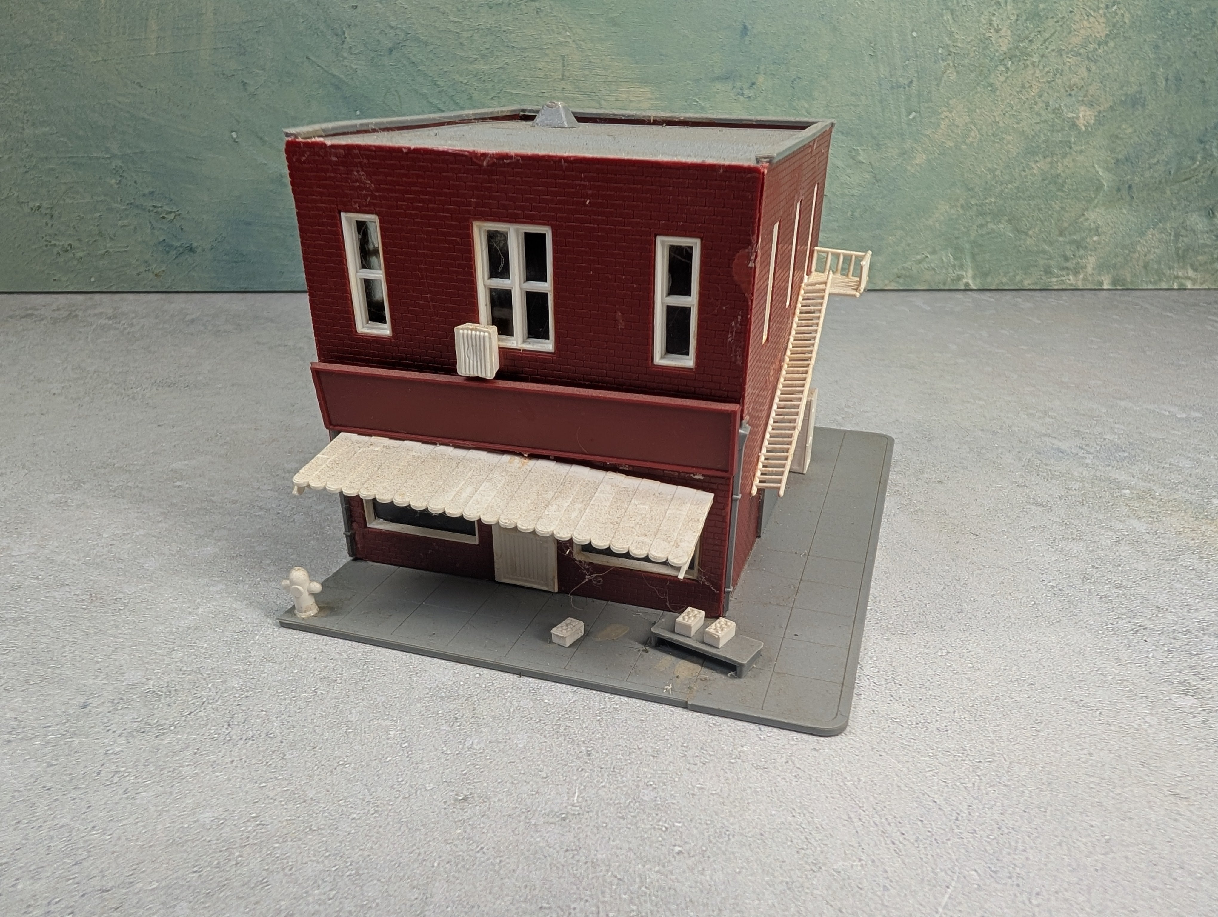 USED HO Scale Brick Storefront w/ Sidewalk