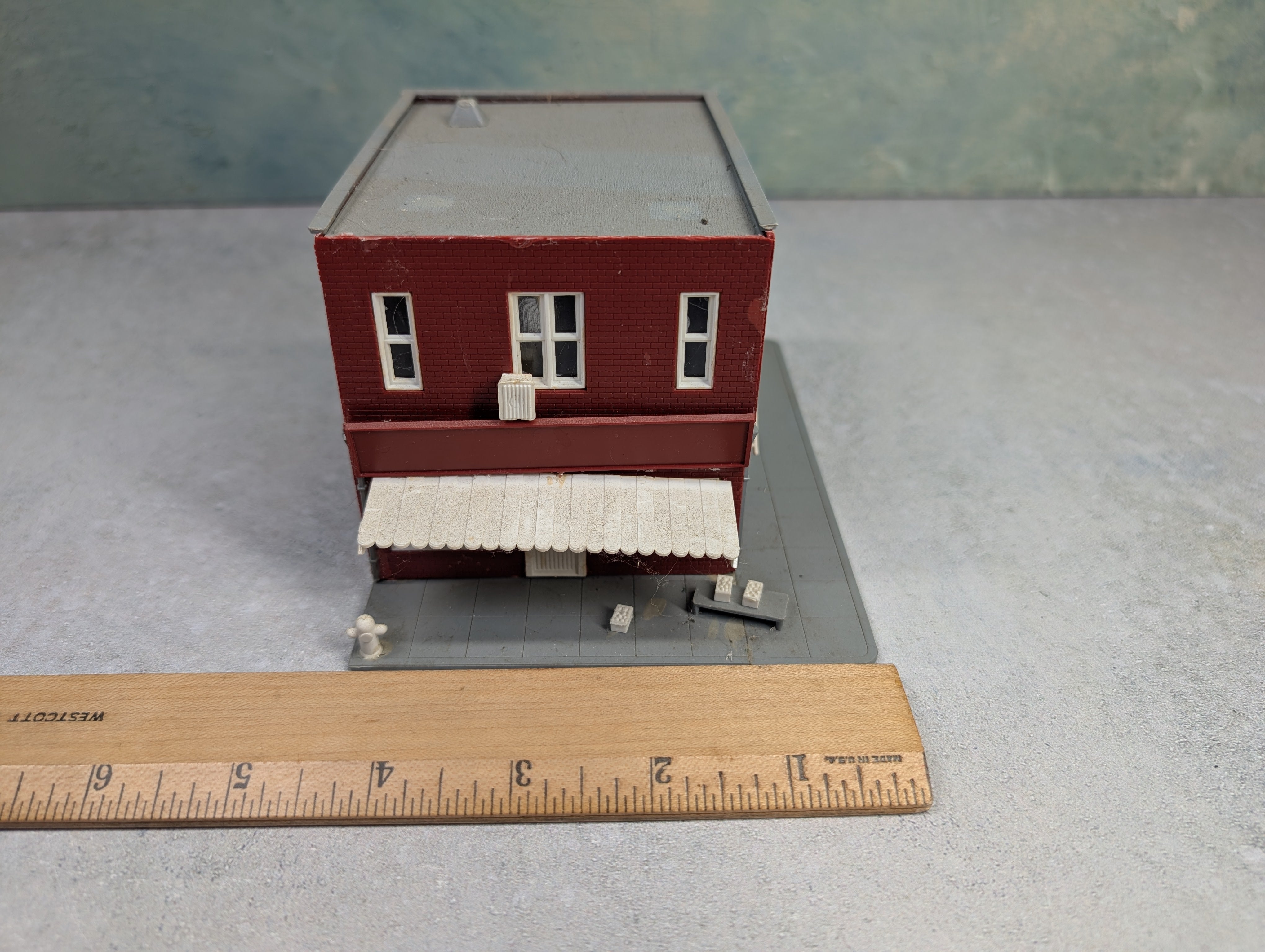 USED HO Scale Brick Storefront w/ Sidewalk