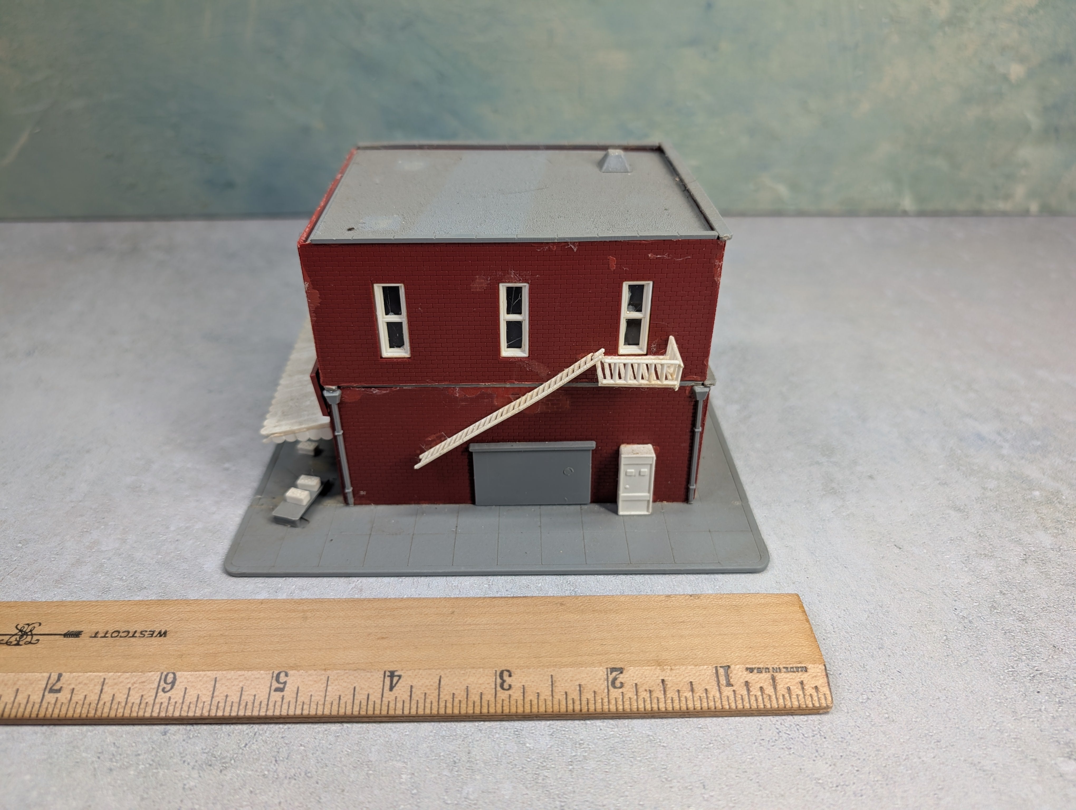 USED HO Scale Brick Storefront w/ Sidewalk