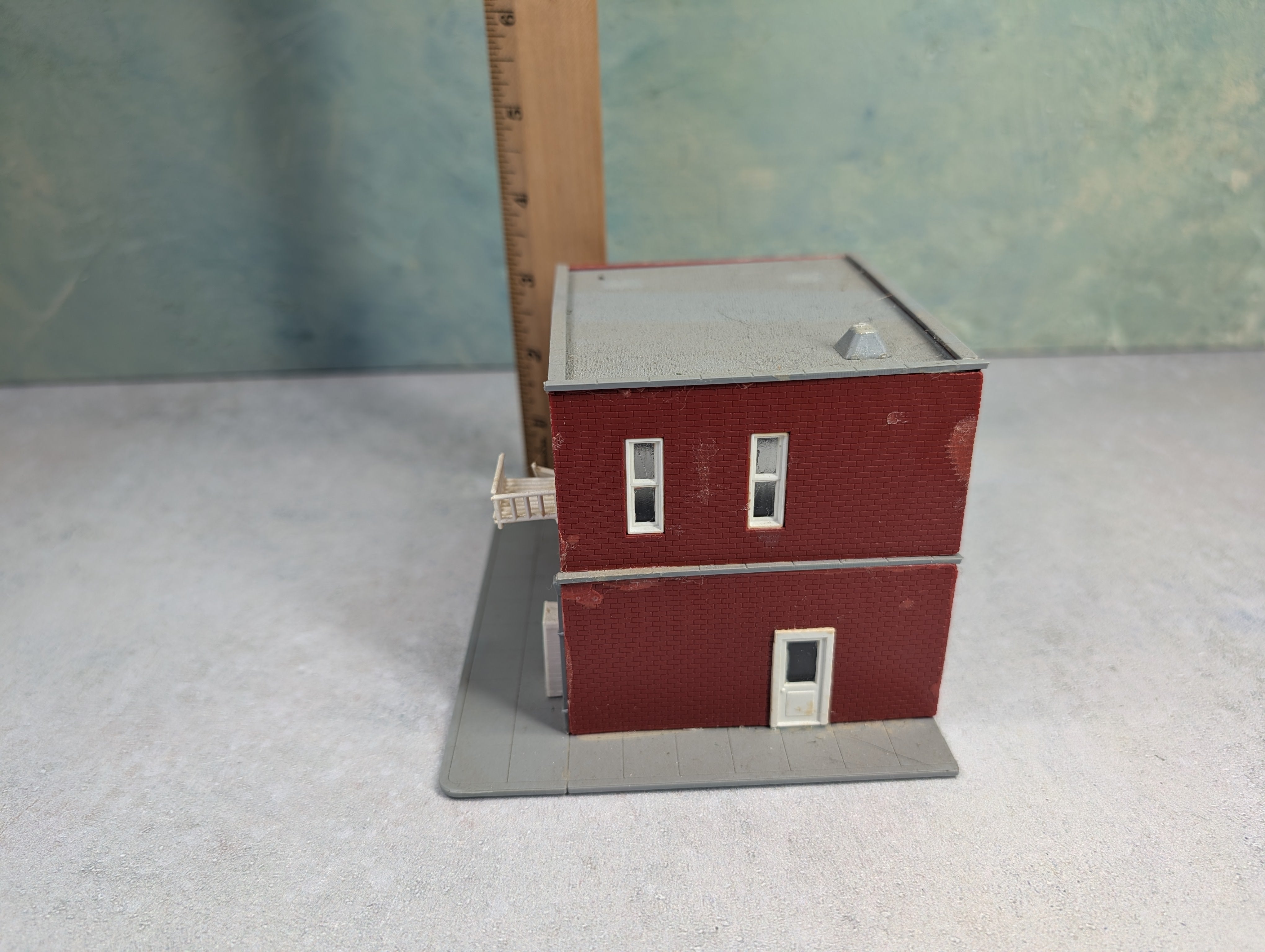 USED HO Scale Brick Storefront w/ Sidewalk