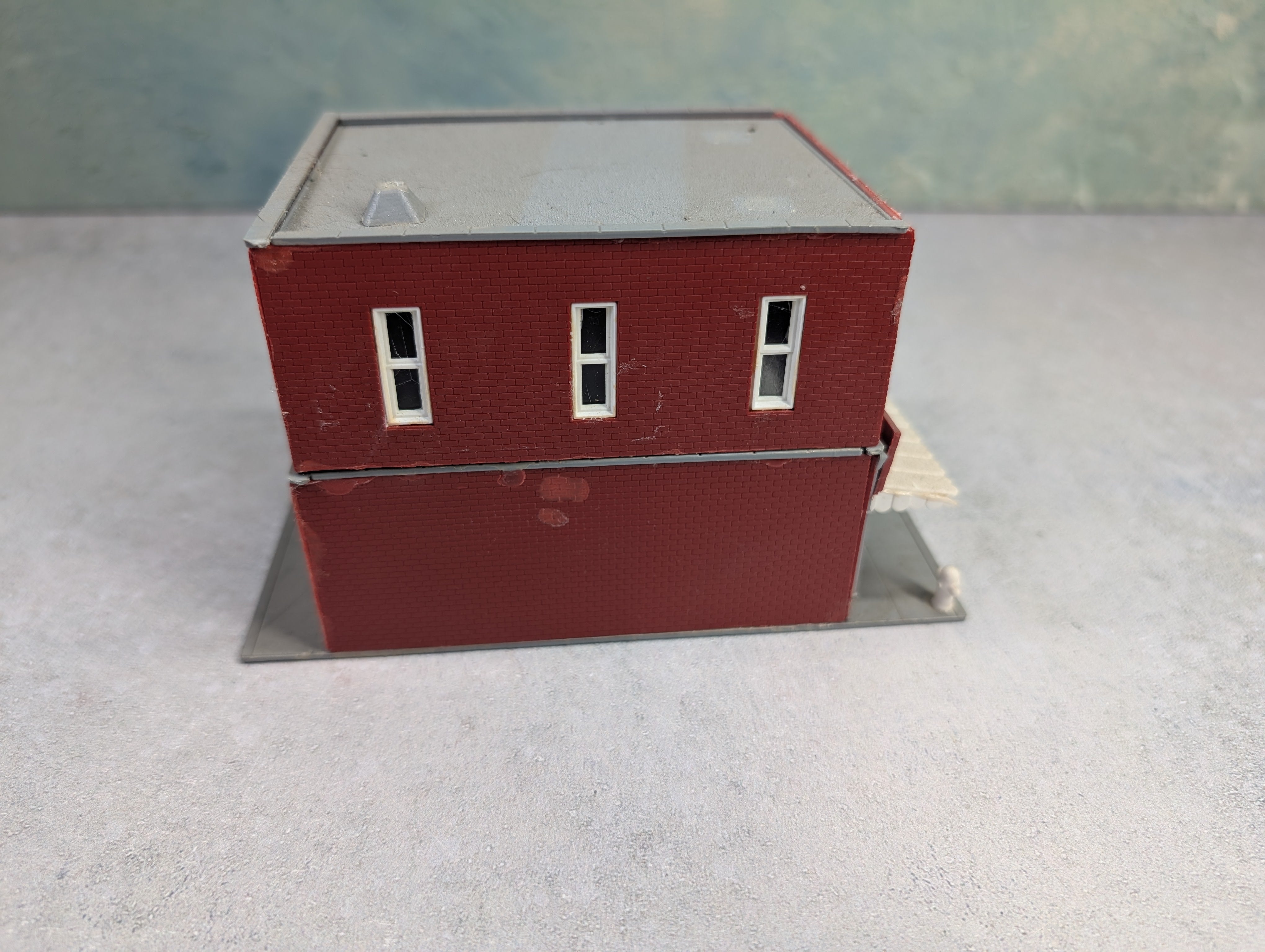 USED HO Scale Brick Storefront w/ Sidewalk