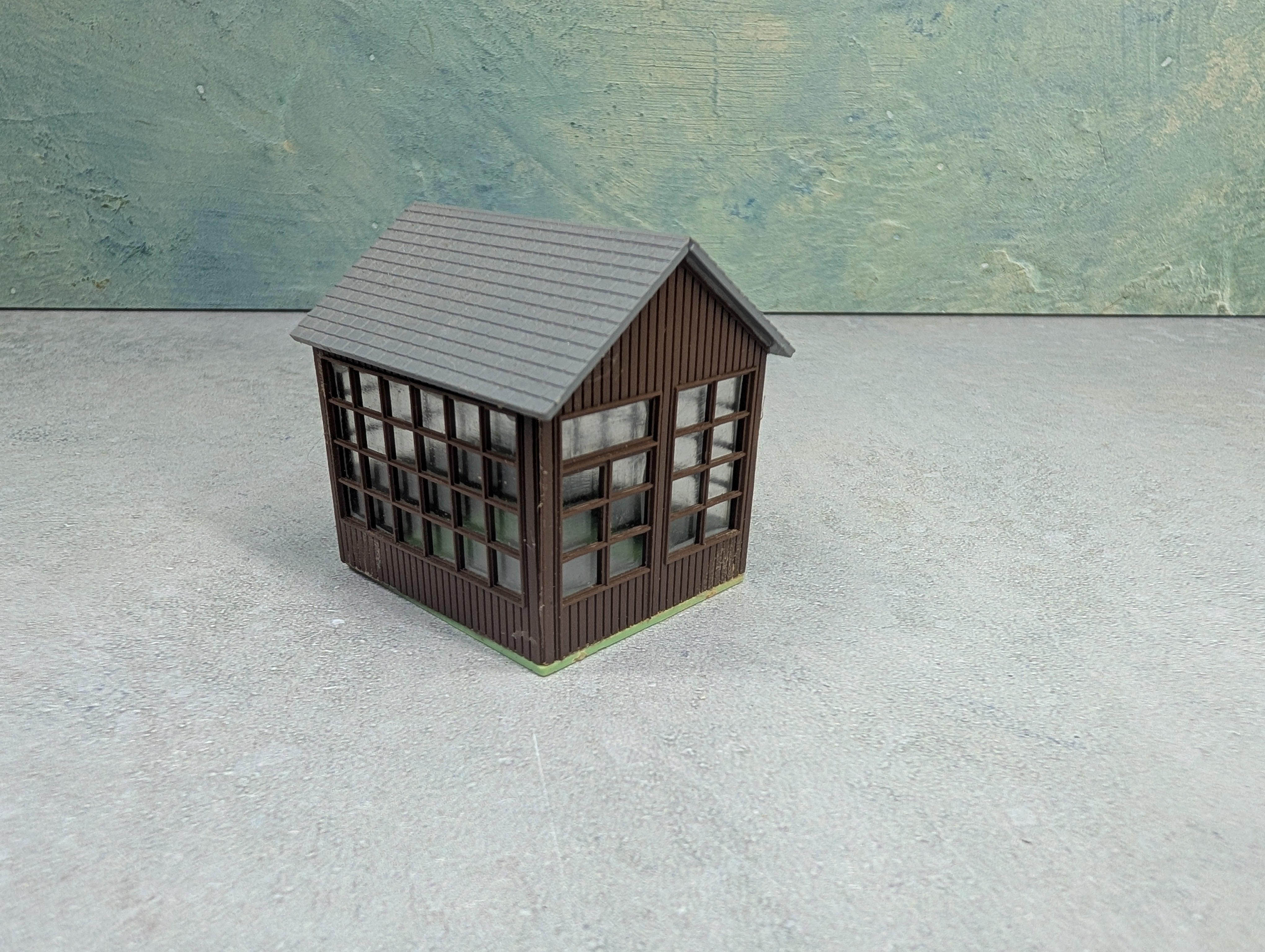 USED HO Scale Shed w/ Windows