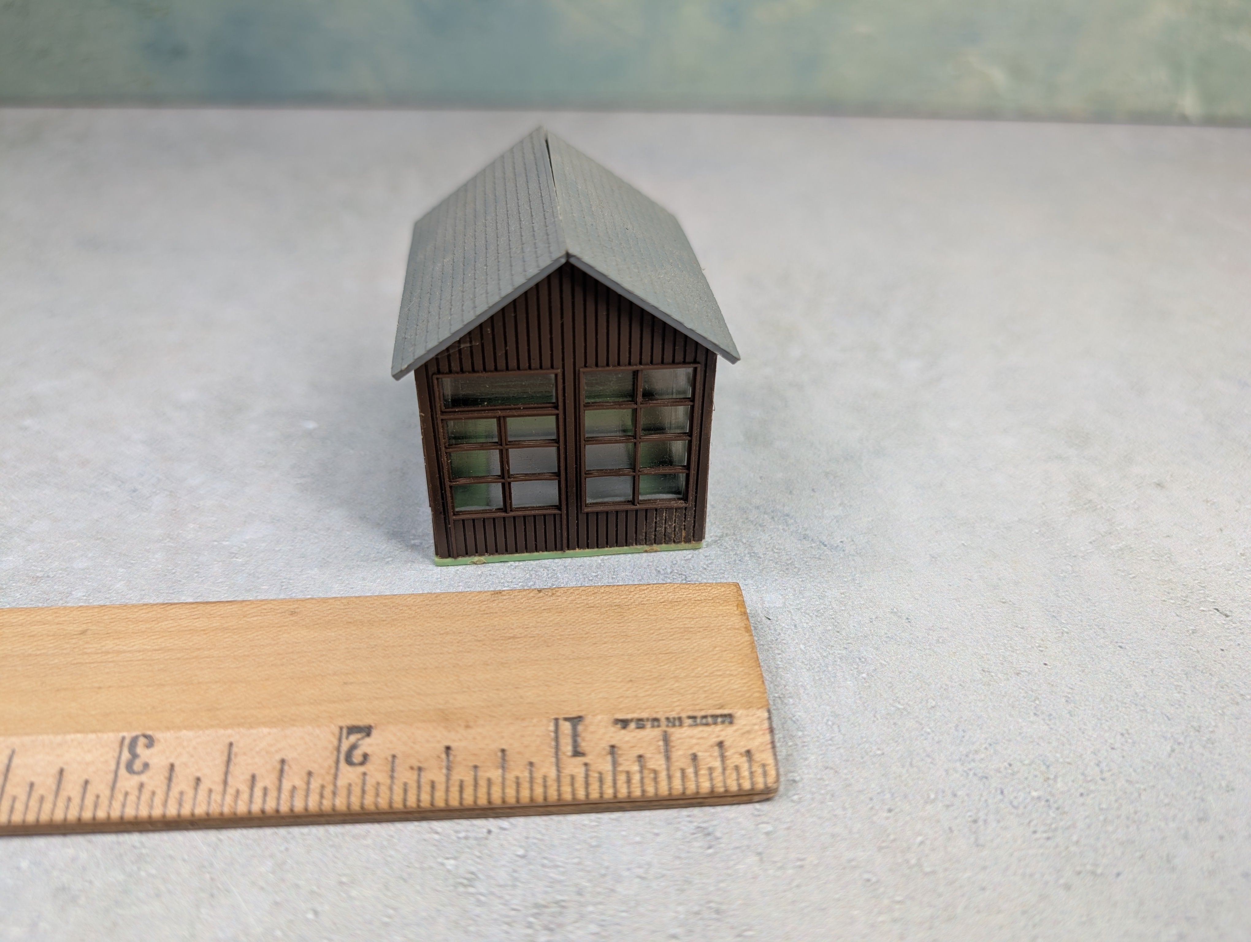 USED HO Scale Shed w/ Windows
