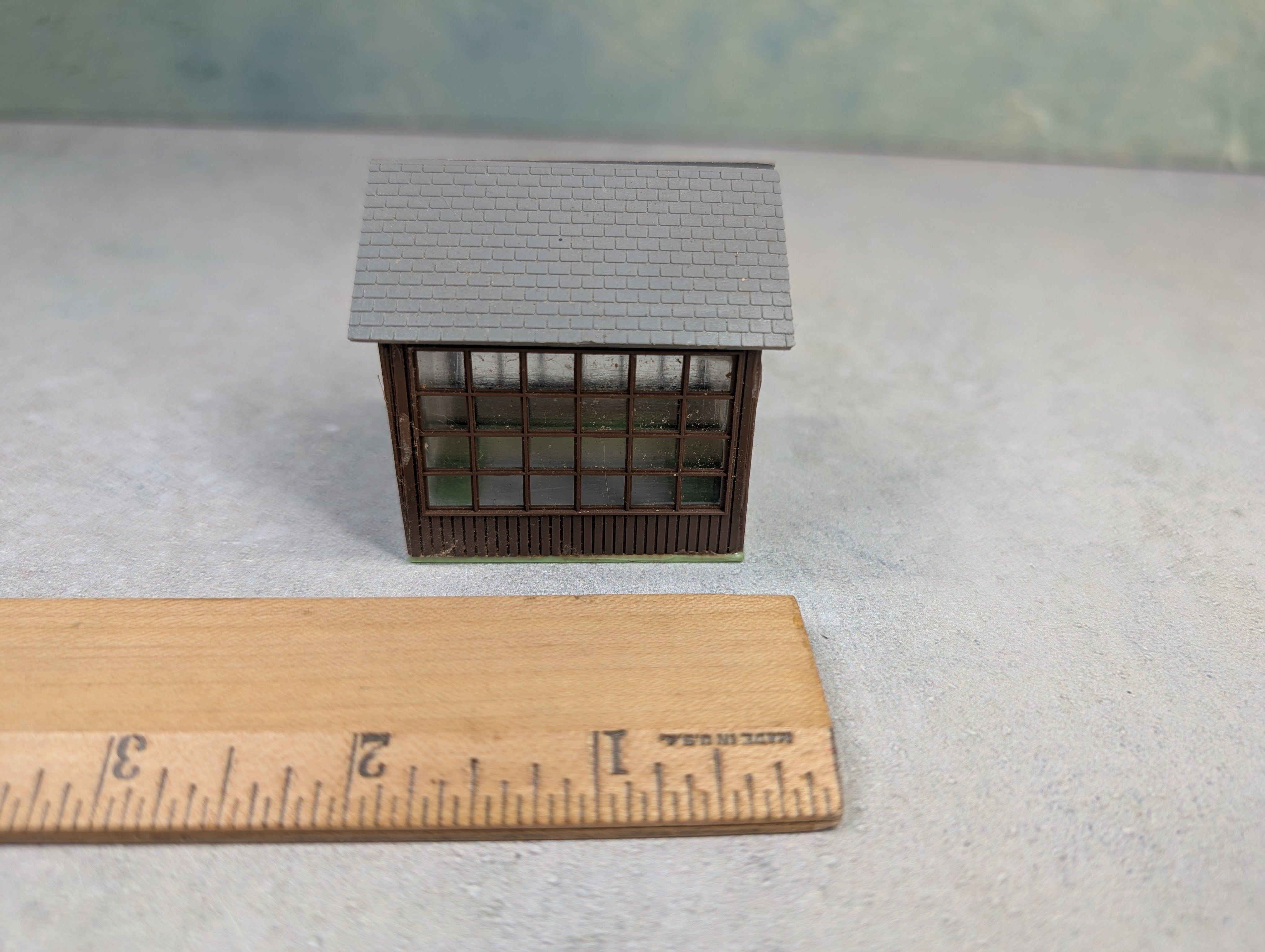 USED HO Scale Shed w/ Windows