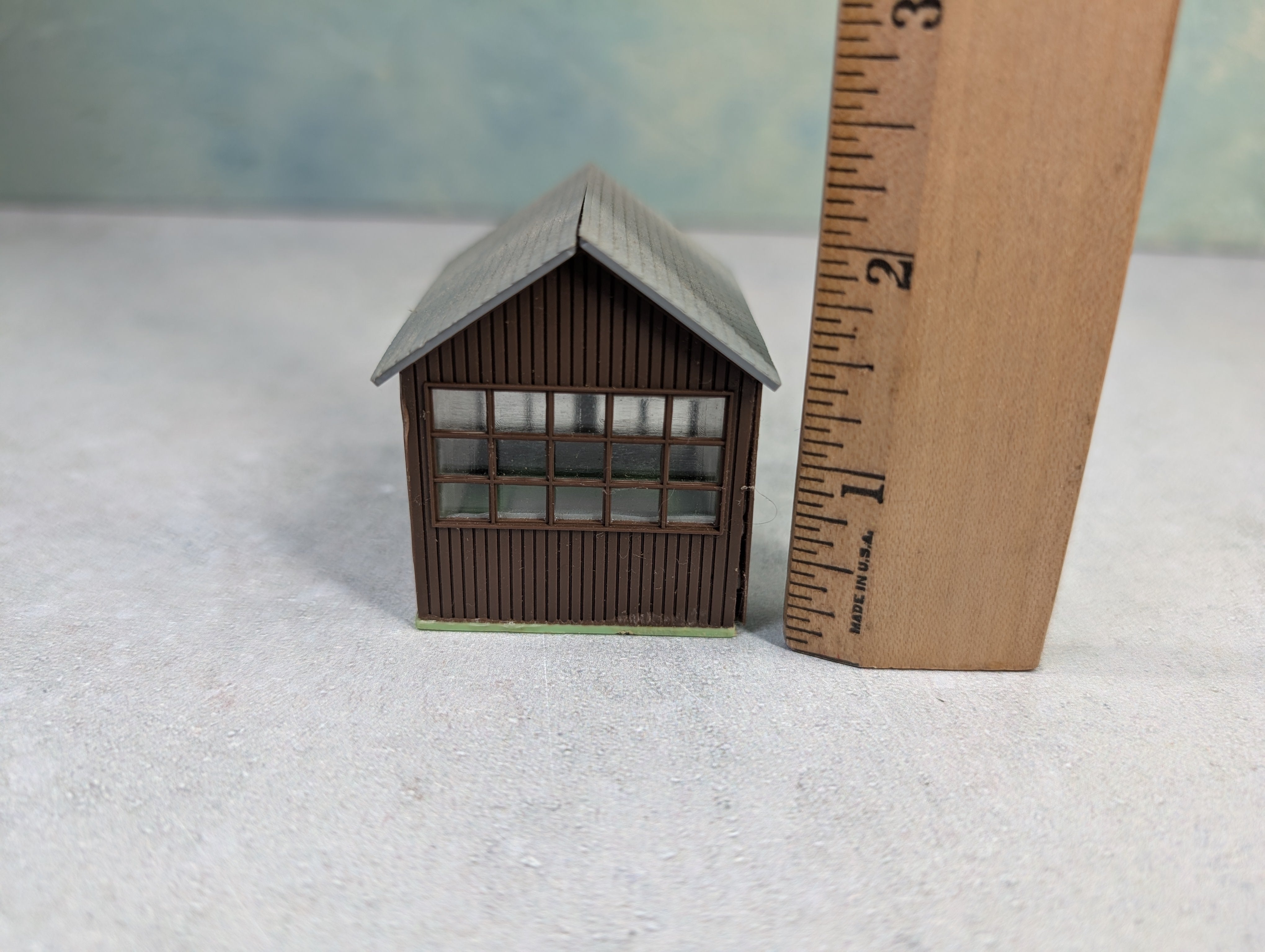 USED HO Scale Shed w/ Windows