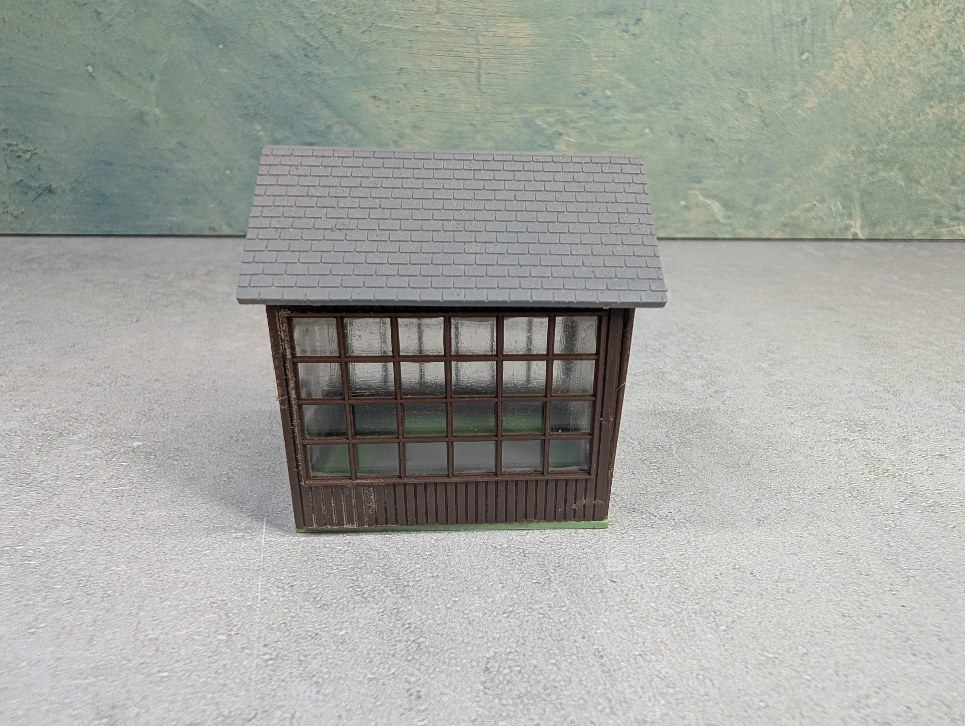 USED HO Scale Shed w/ Windows