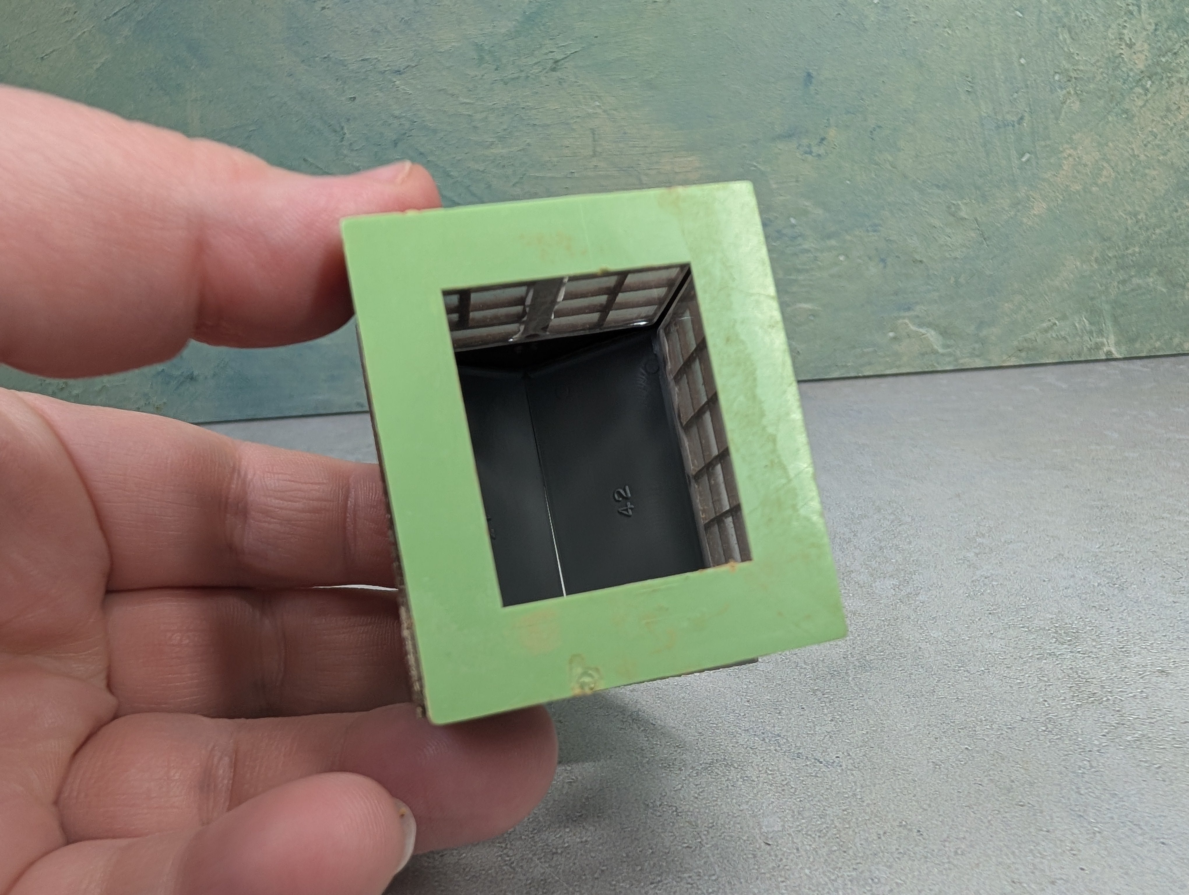 USED HO Scale Shed w/ Windows