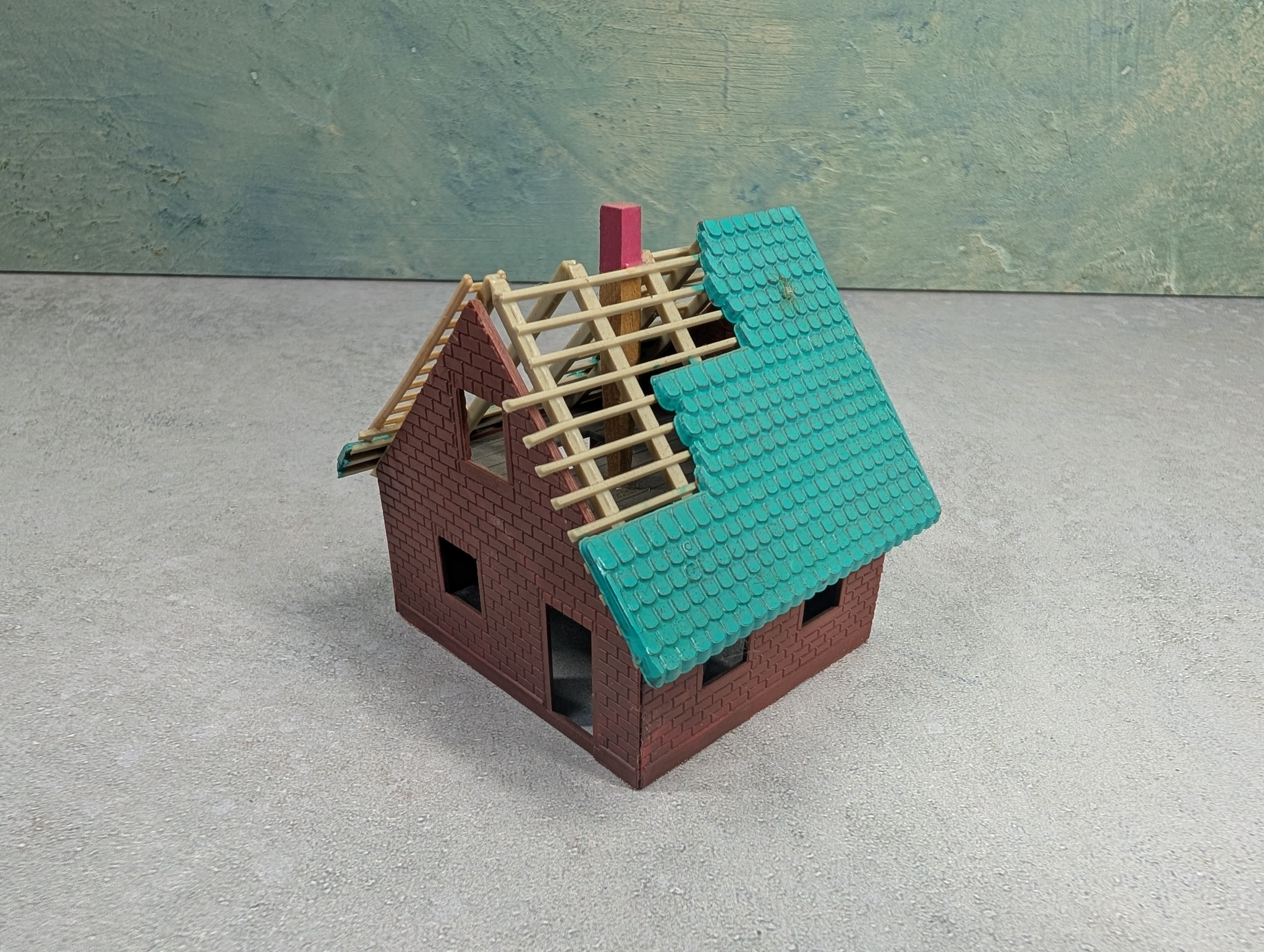 USED HO Scale Brick Home Under Construction w/ Green Roof