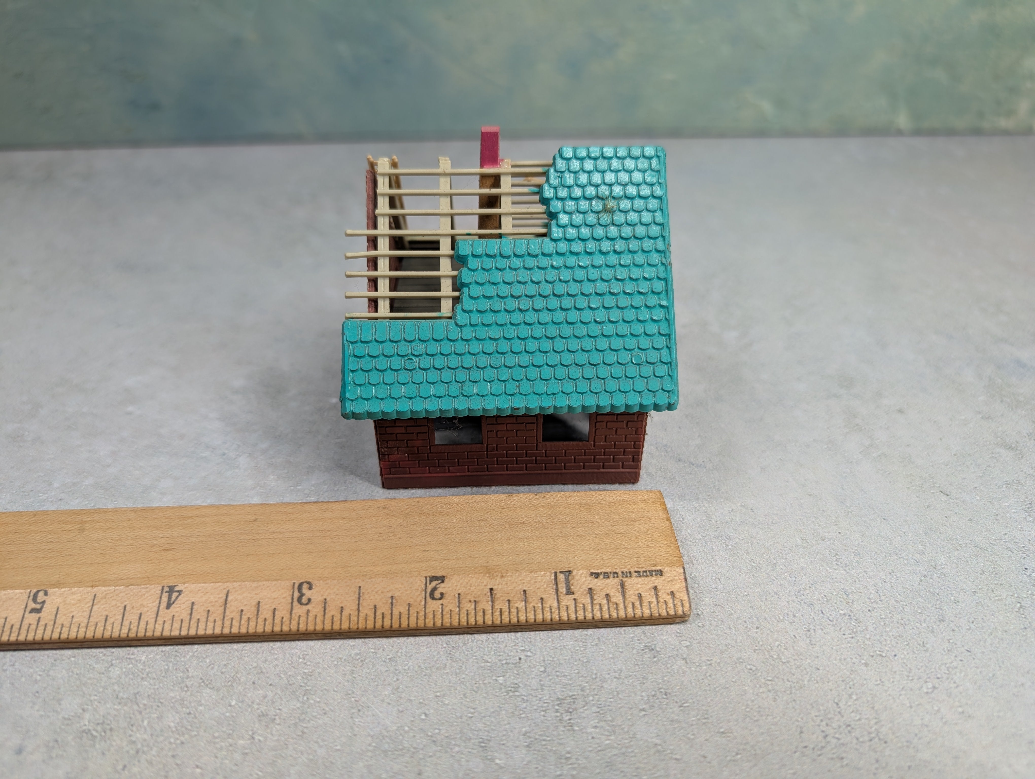 USED HO Scale Brick Home Under Construction w/ Green Roof