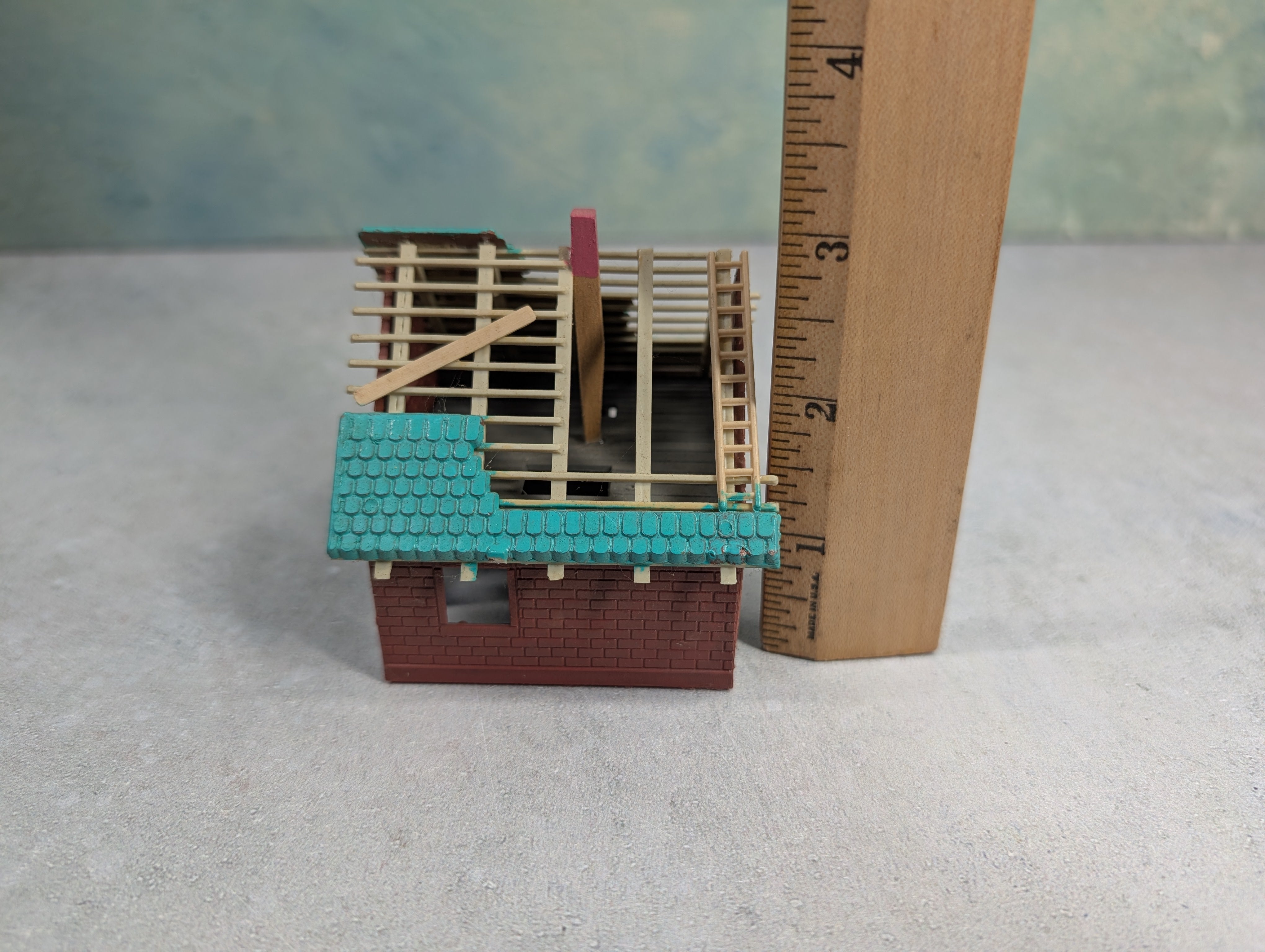 USED HO Scale Brick Home Under Construction w/ Green Roof