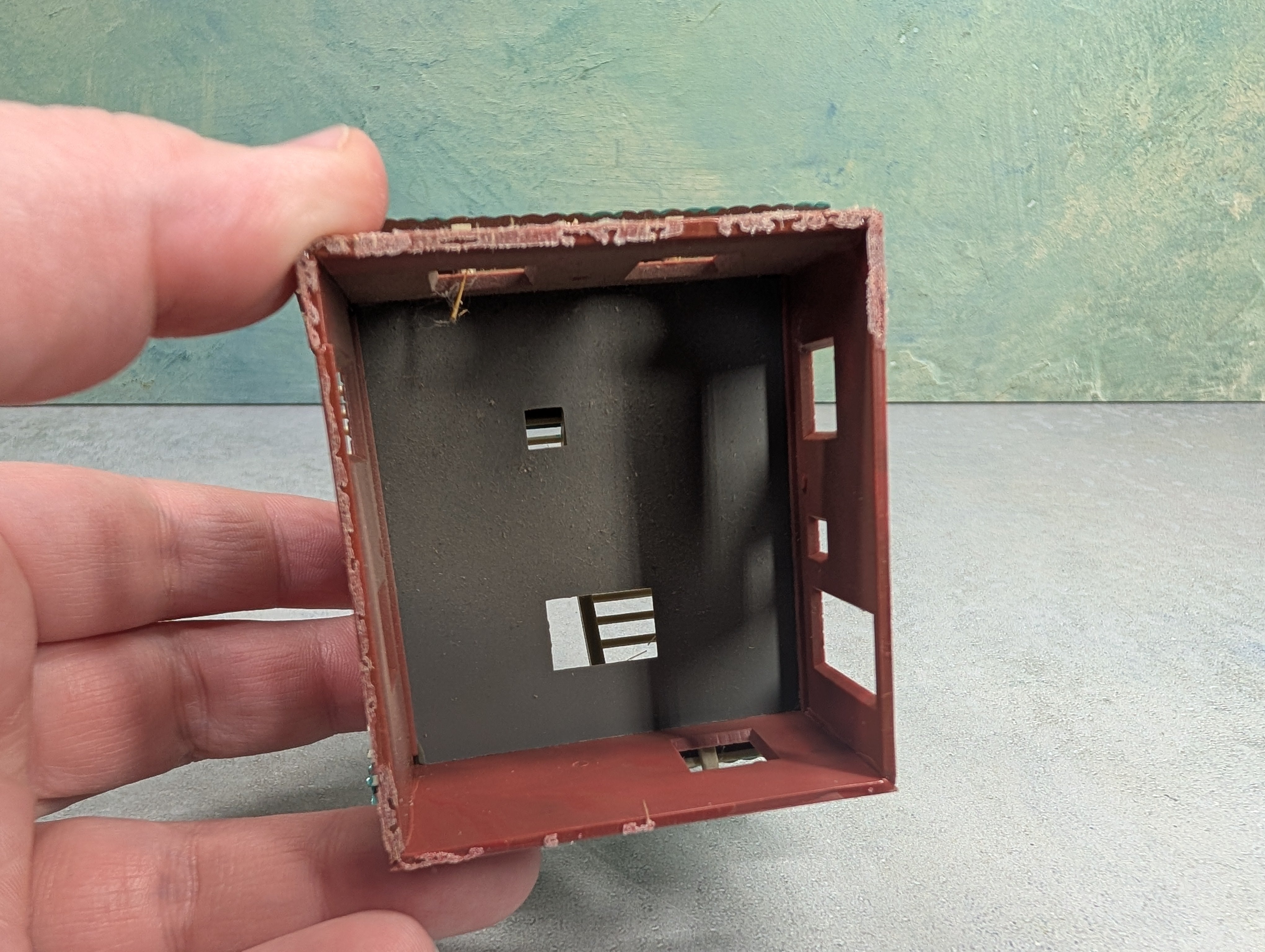 USED HO Scale Brick Home Under Construction w/ Green Roof