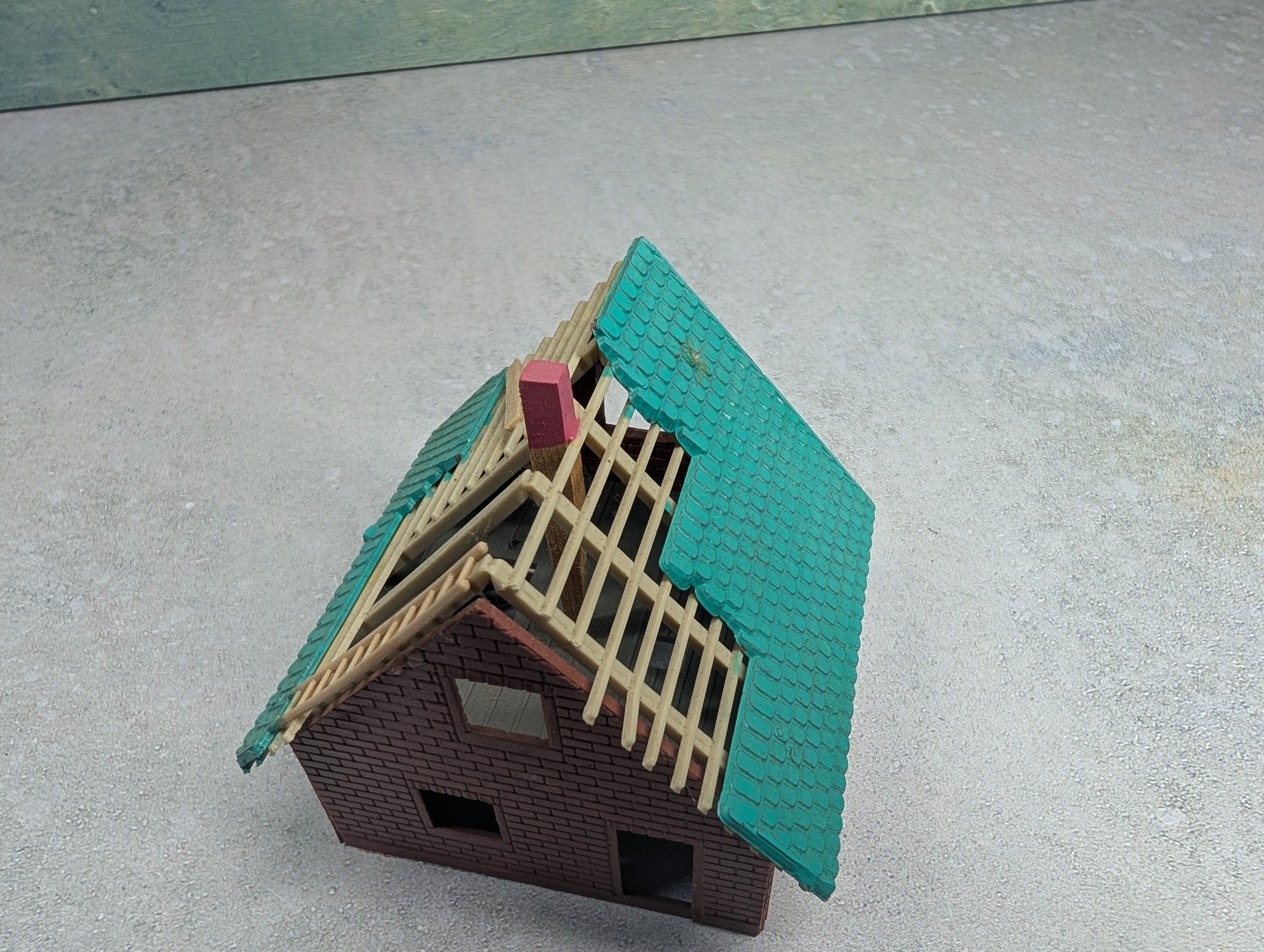 USED HO Scale Brick Home Under Construction w/ Green Roof