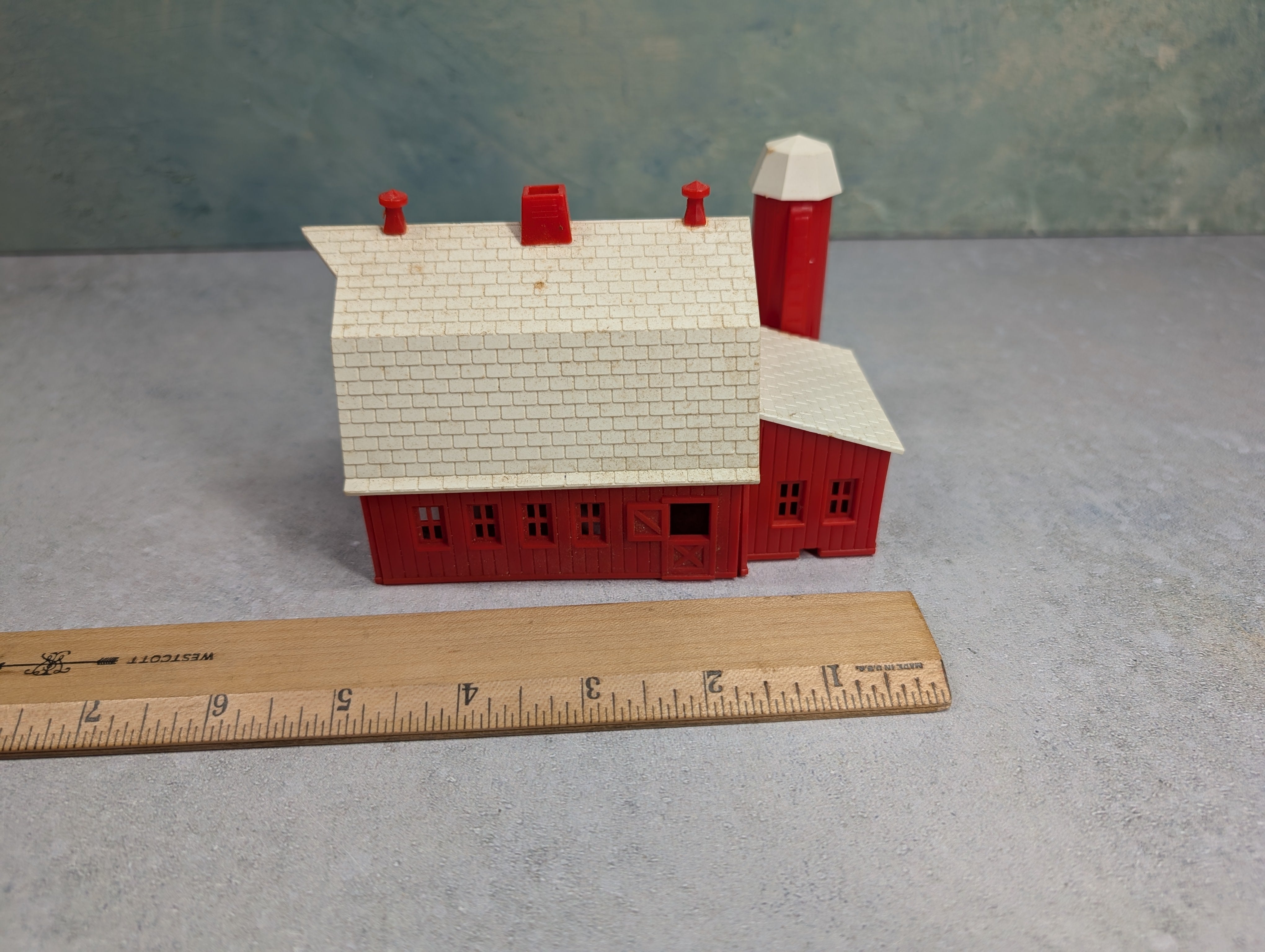 USED Bachmann HO Scale Red Barn