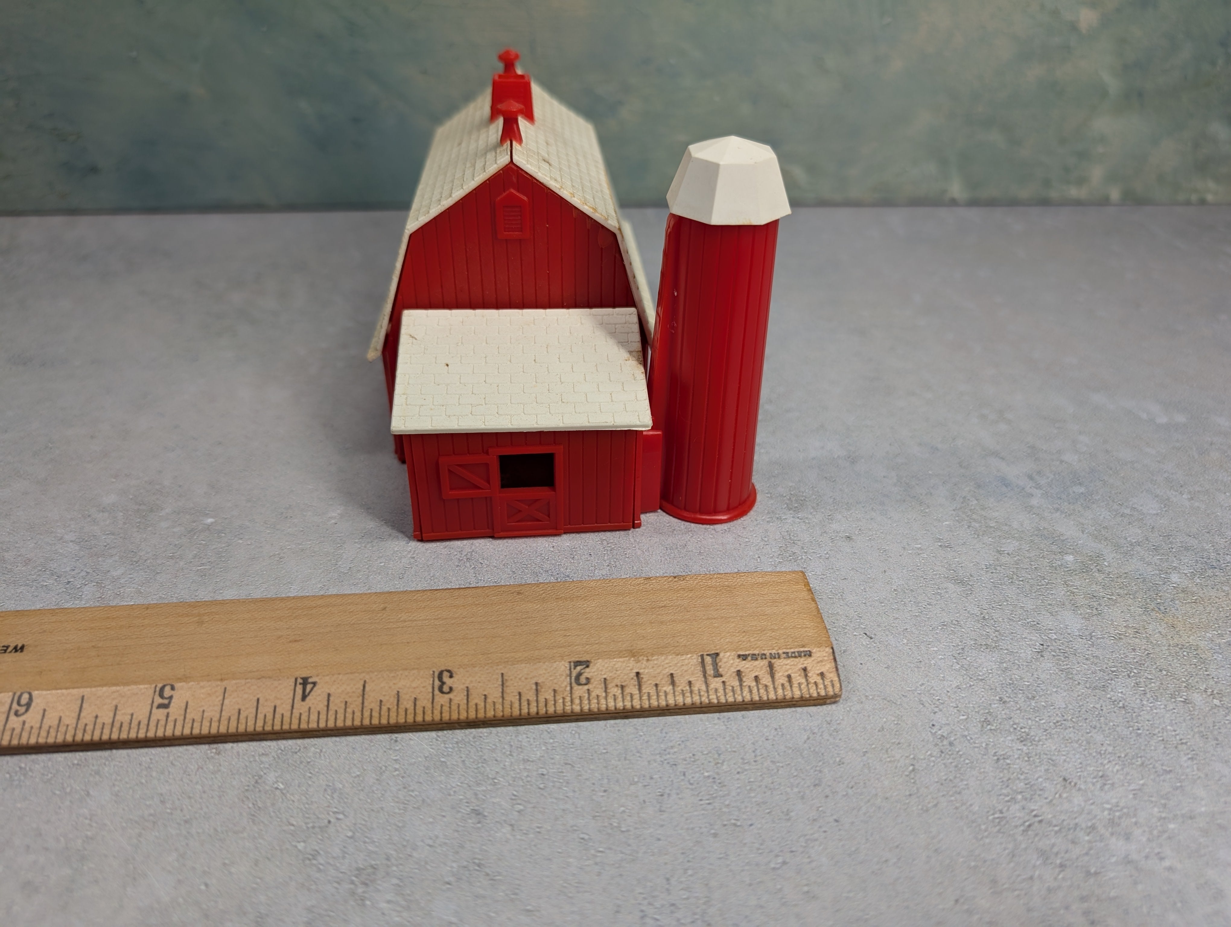 USED Bachmann HO Scale Red Barn